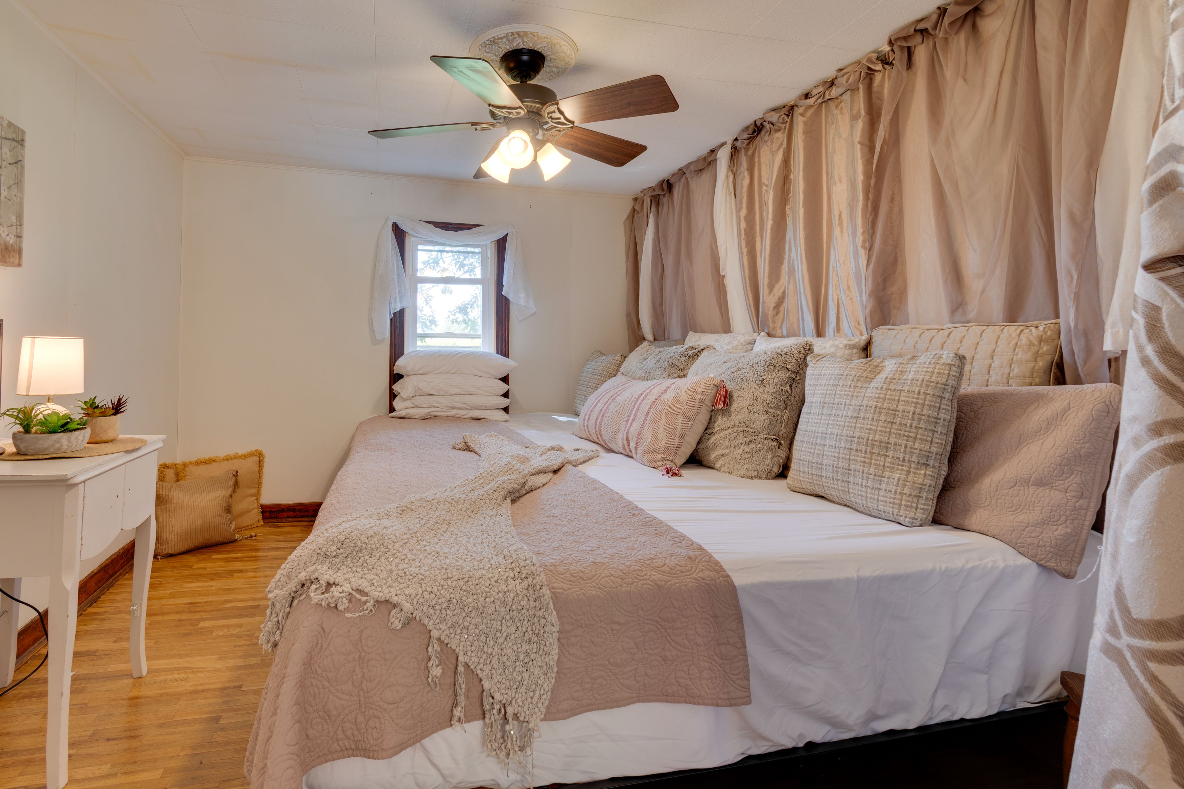 Bedroom 2 | 2 Queen Beds (Convertible to 1 Bed)