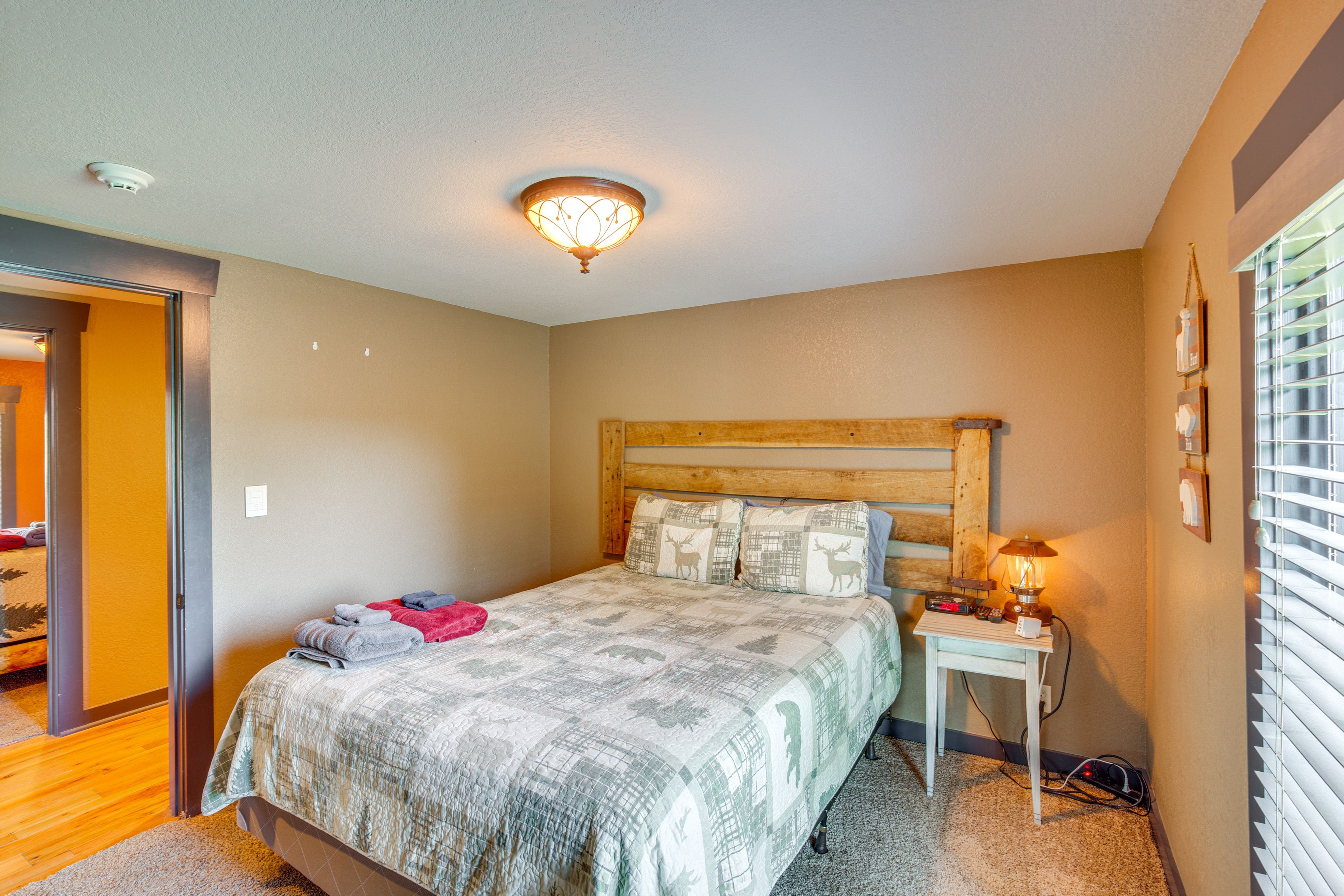 Bedroom 2 | Queen Bed | Main Floor