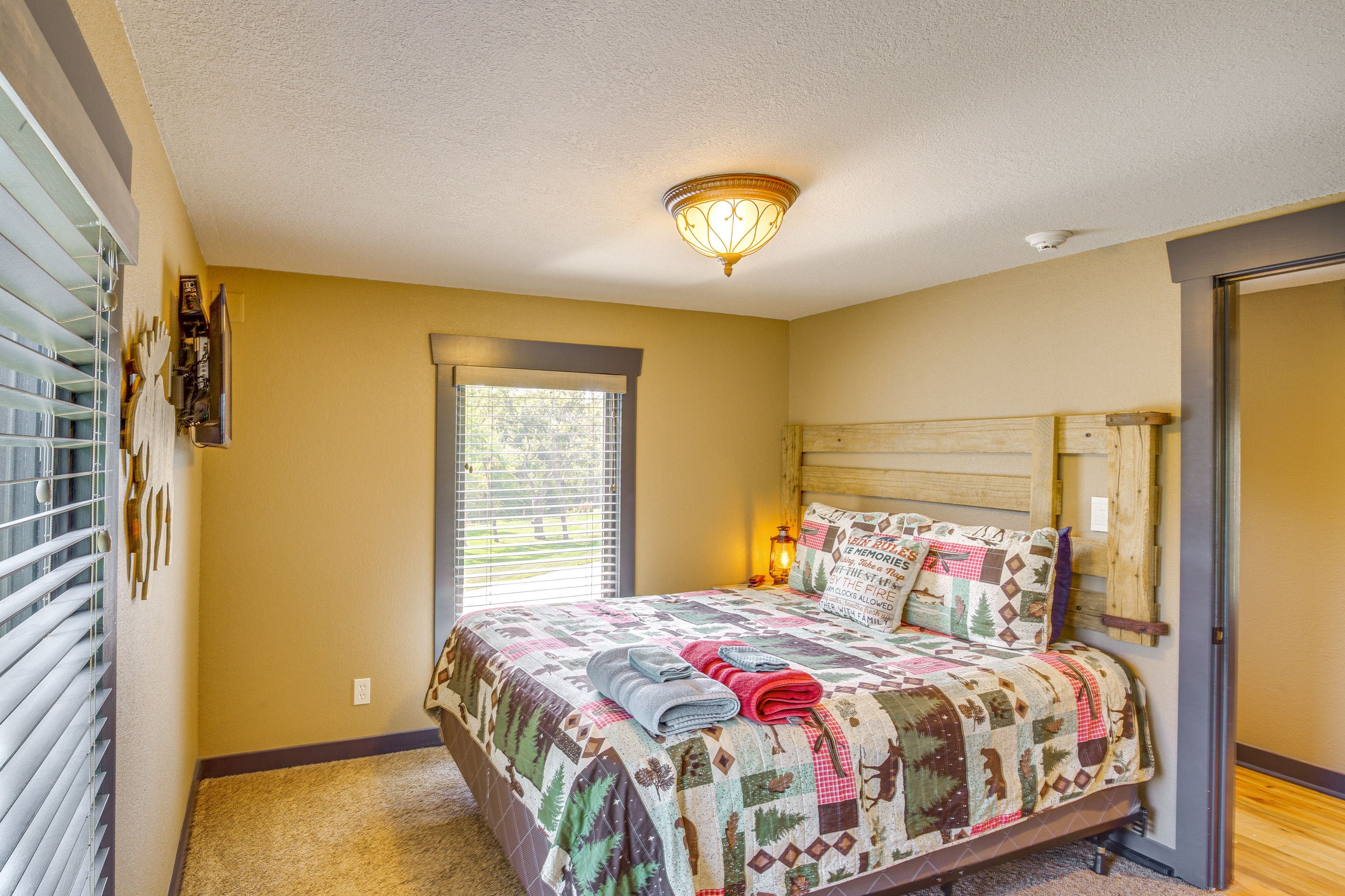 Bedroom 4 | Queen Bed | Main Floor