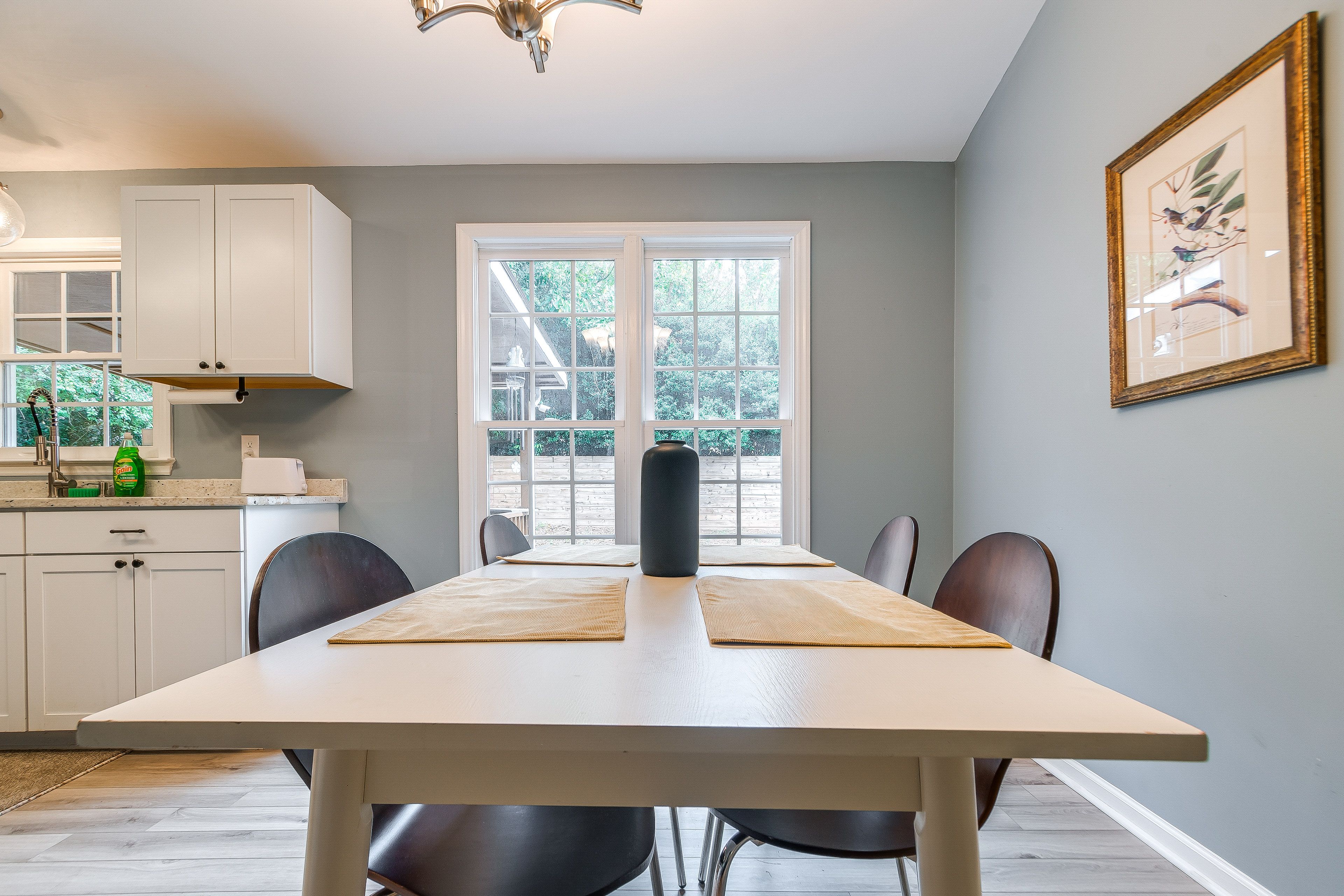 Dining Area | Dishware/Flatware Provided