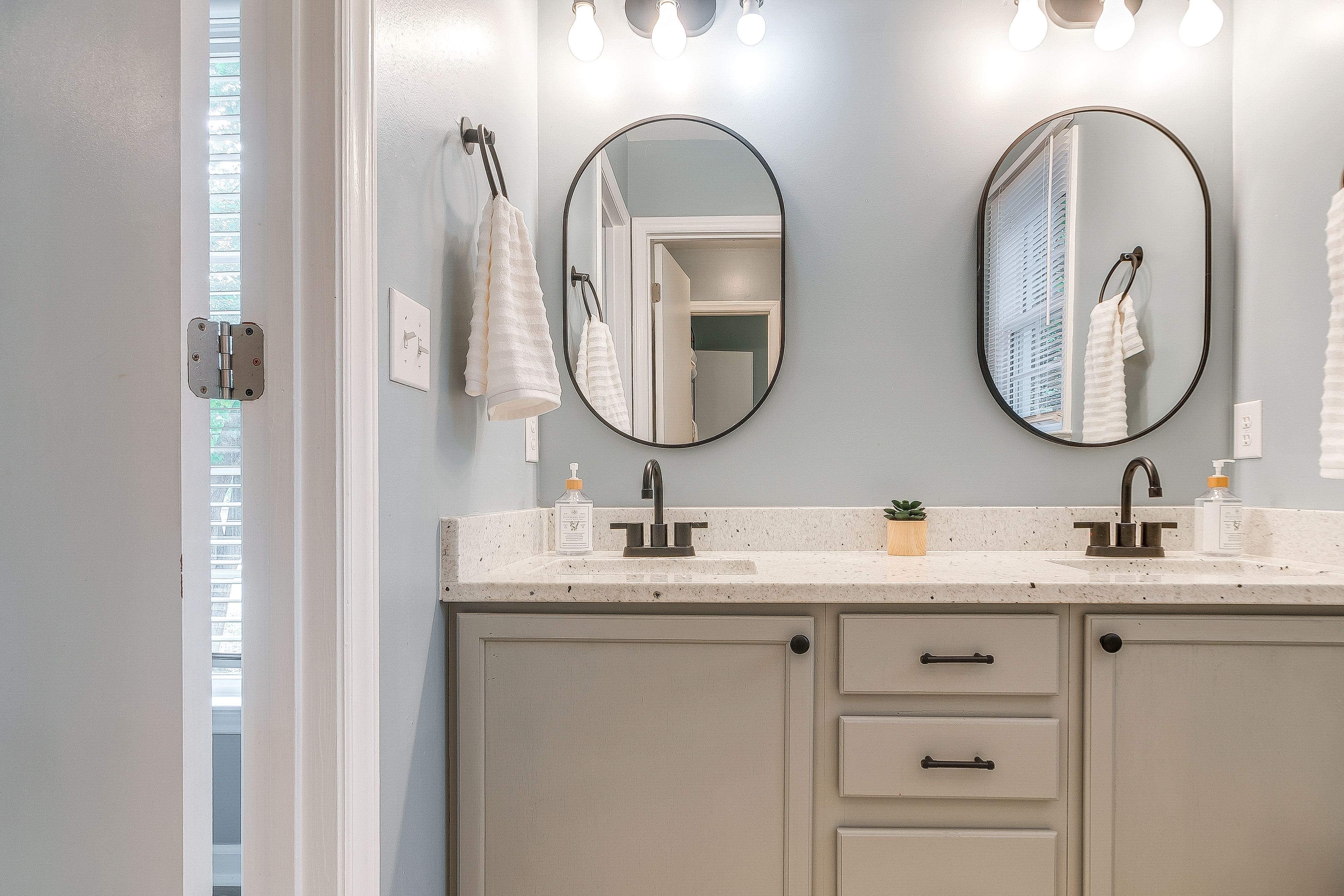 Bathroom | Bathtub/Shower | Towels Provided