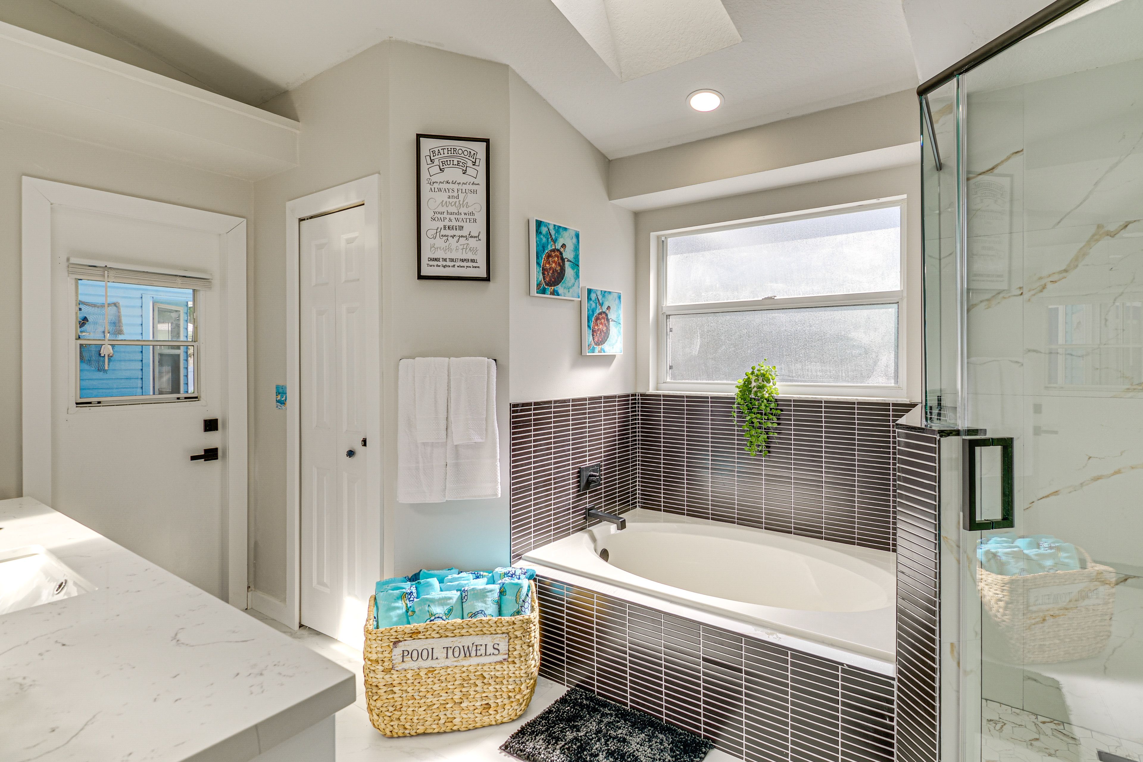En-Suite Bathroom | Towels Provided | Soaking Tub | Double Shower