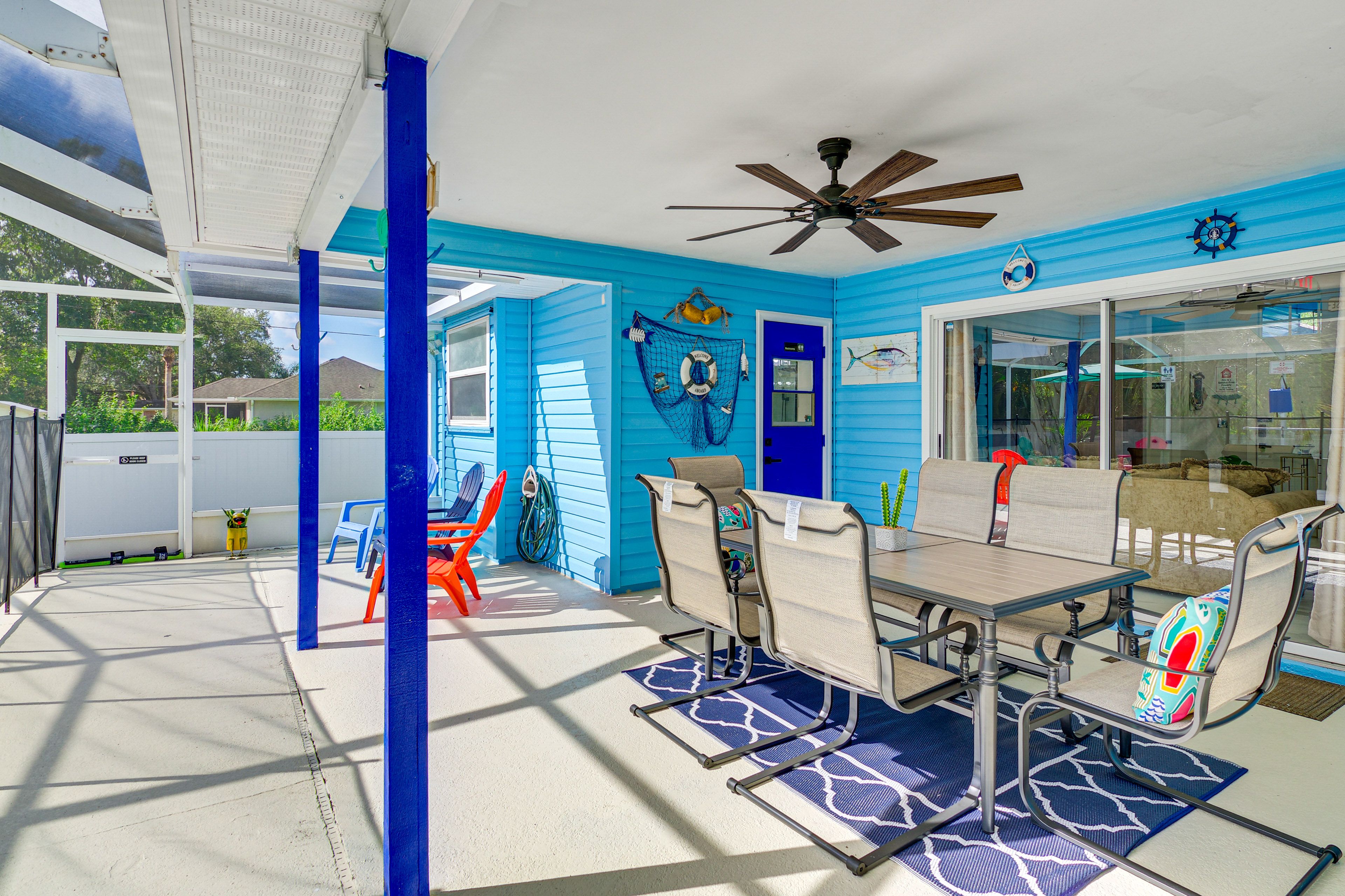 Screened-In Lanai | Seating