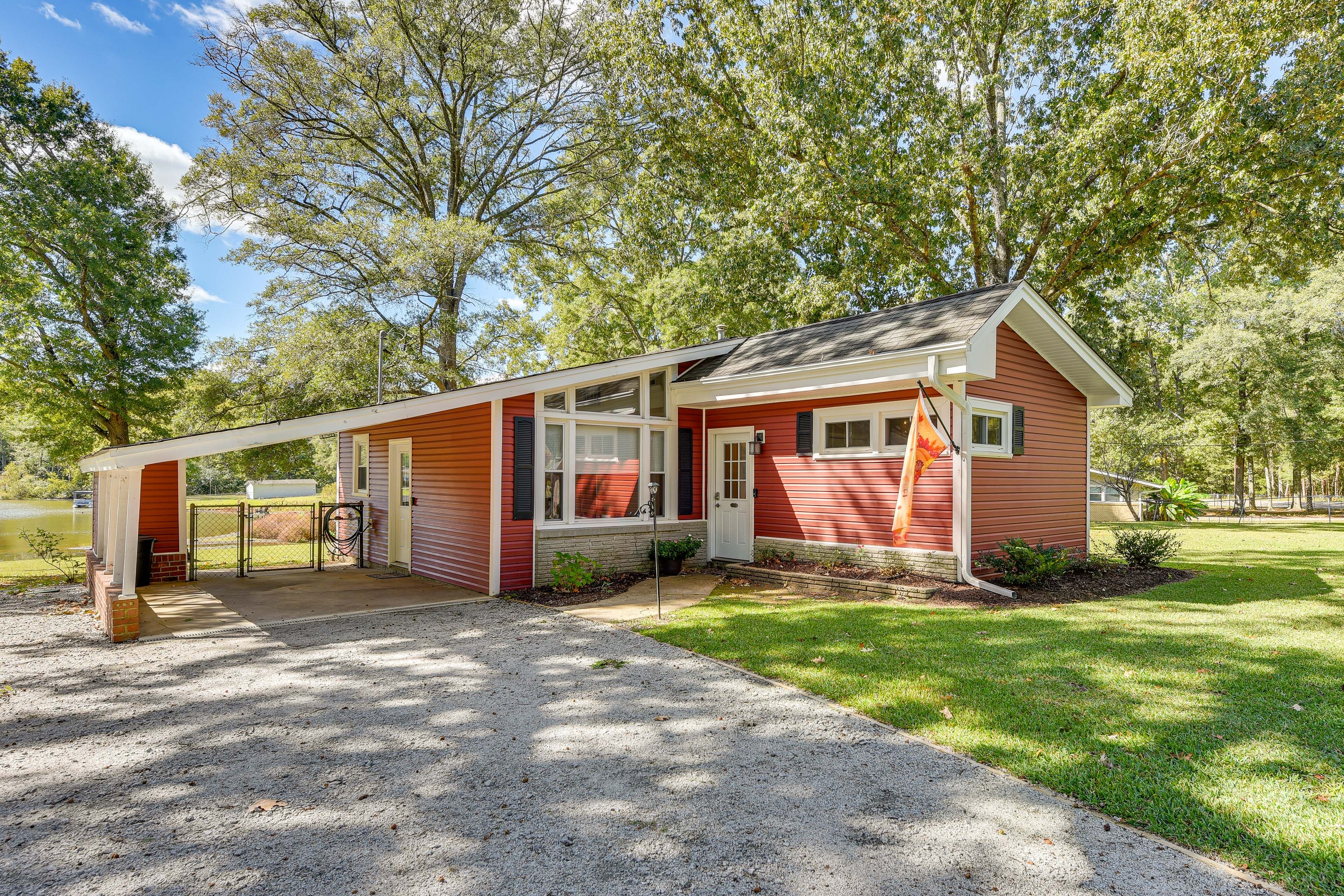 Lancaster Vacation Rental | 2BR | 1BA | 900 Sq Ft | 2 Steps Required