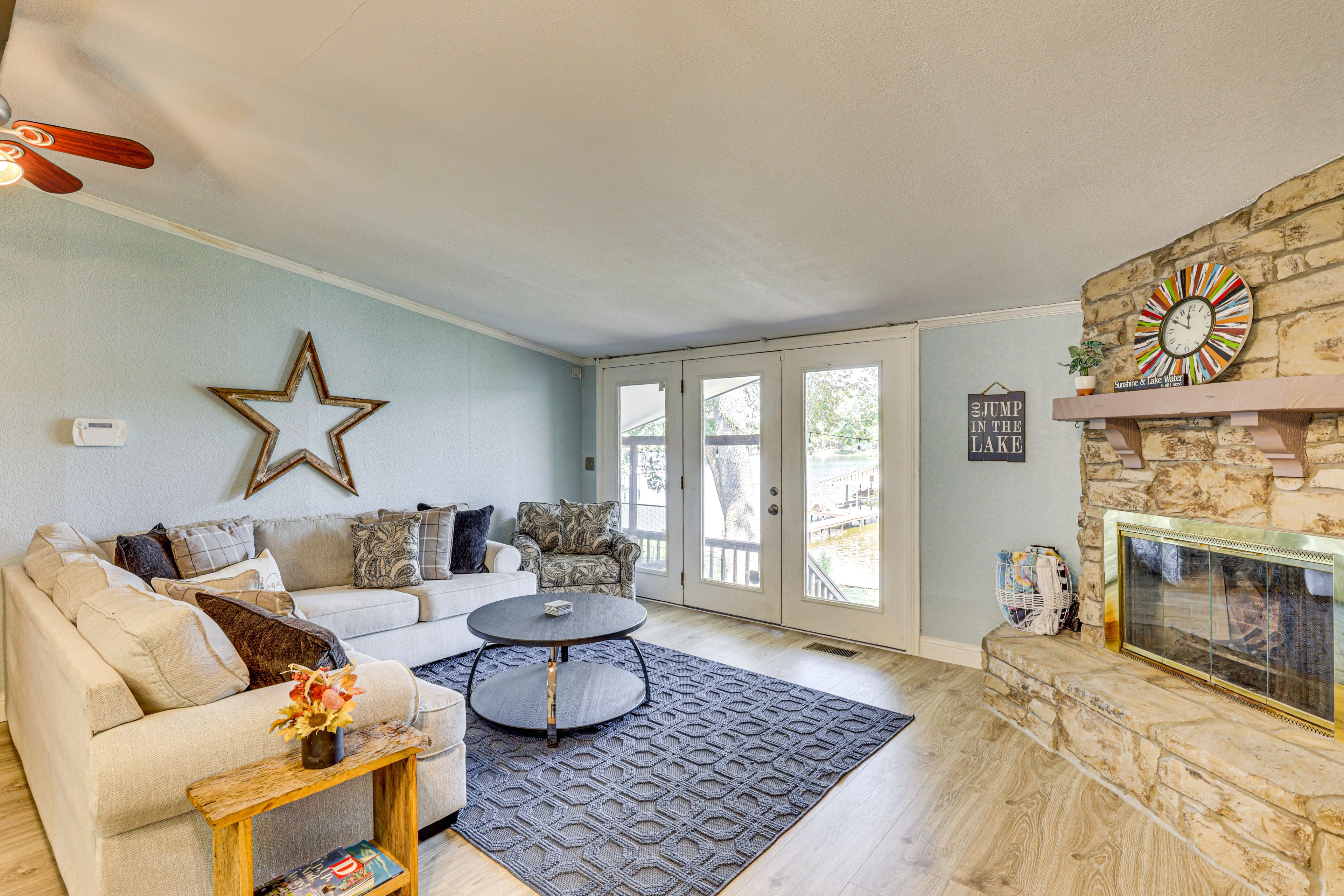 Living Room | Smart TV | Fireplace