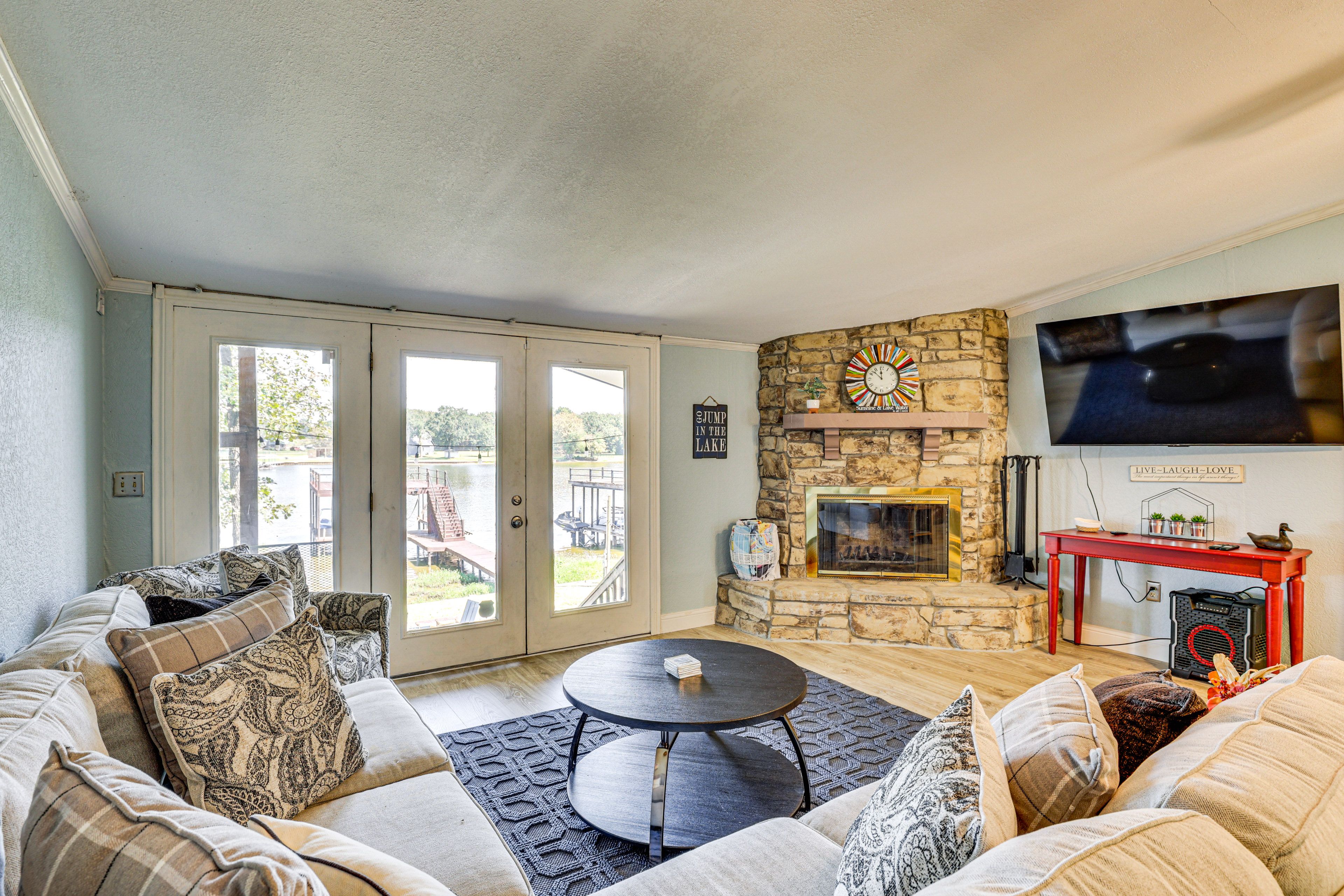 Property Interior | Central A/C & Heating | Free WiFi