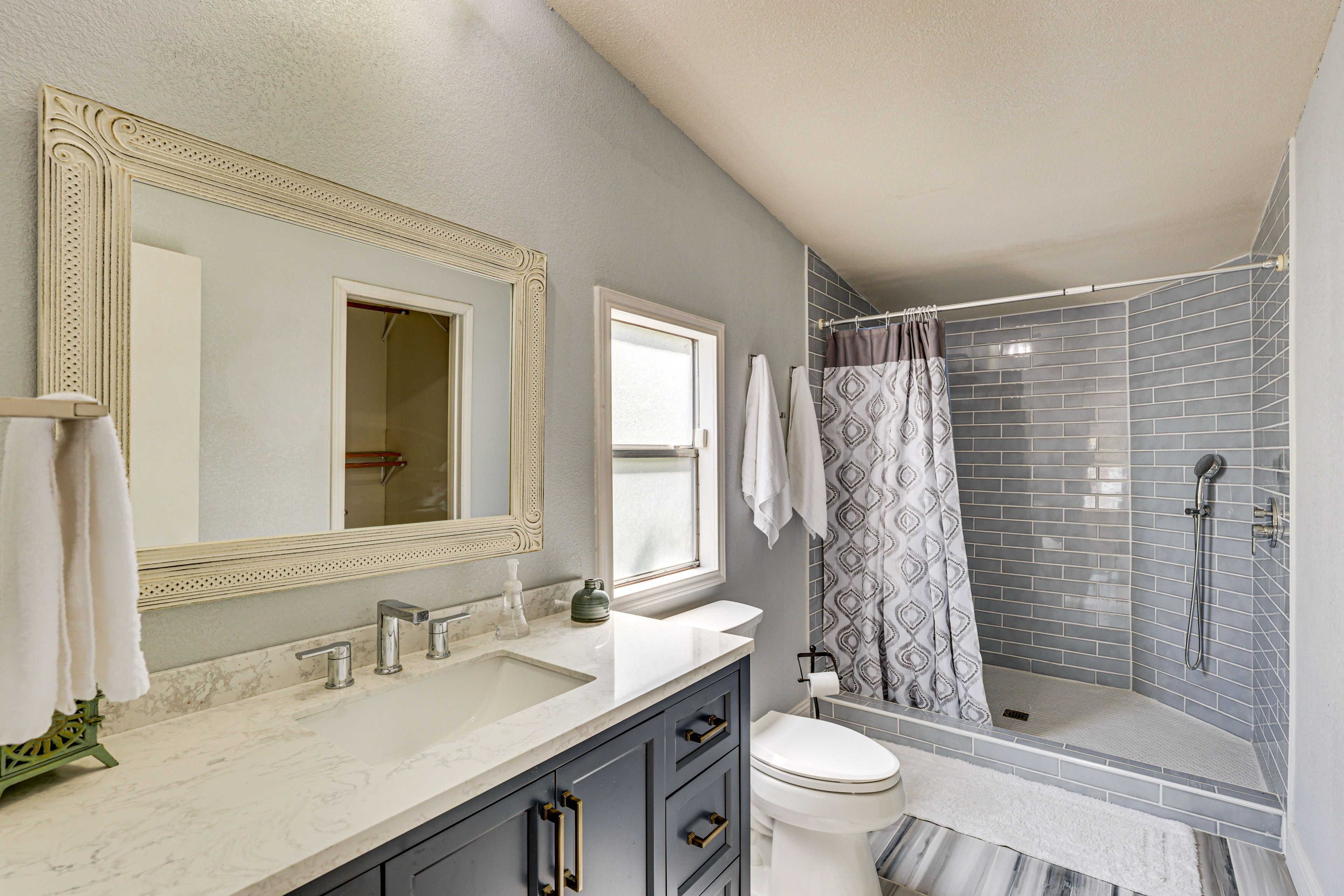 Full Bathroom | Towels Provided