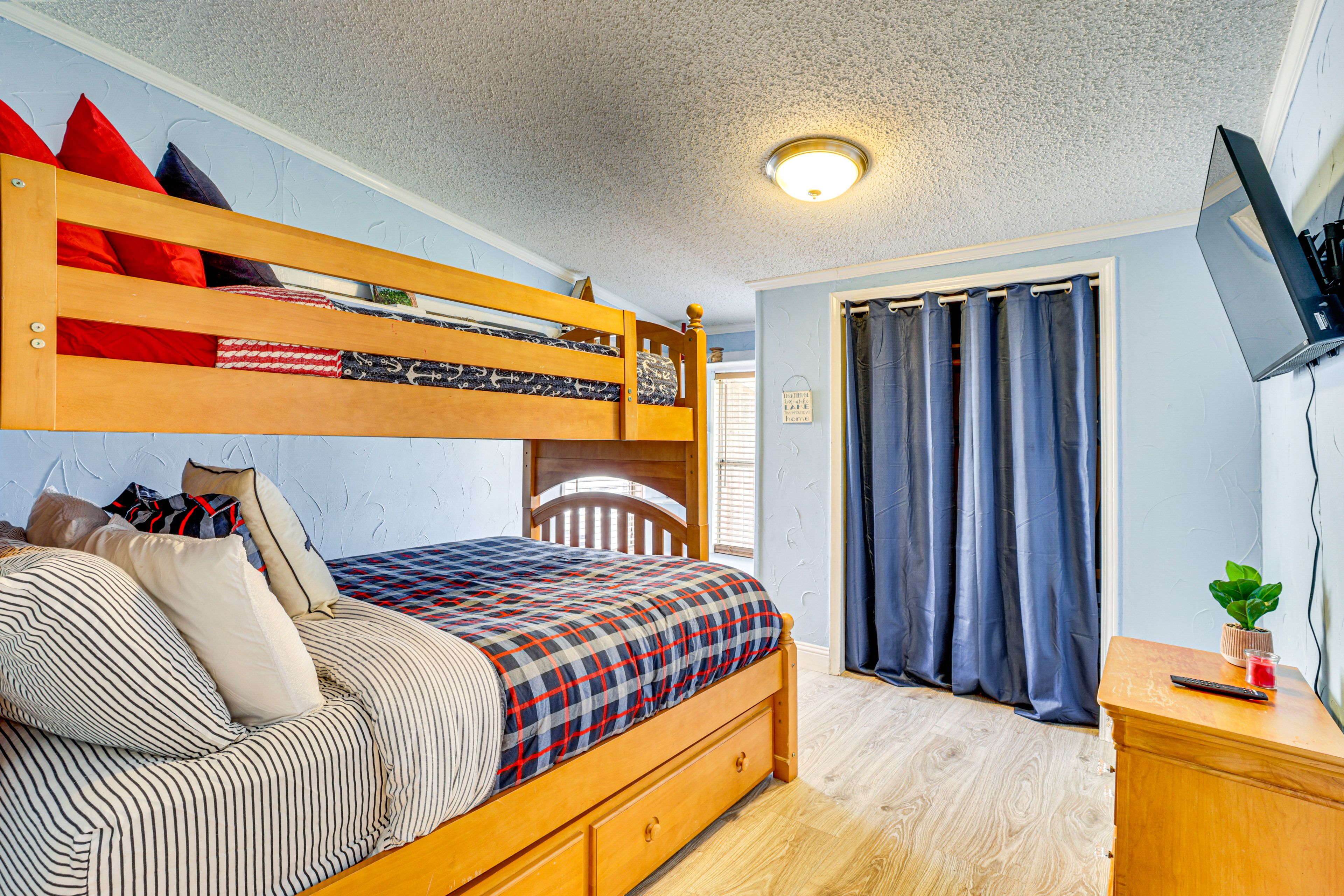 Bedroom 3 | Twin/Full Bunk Bed w/ Twin Trundle