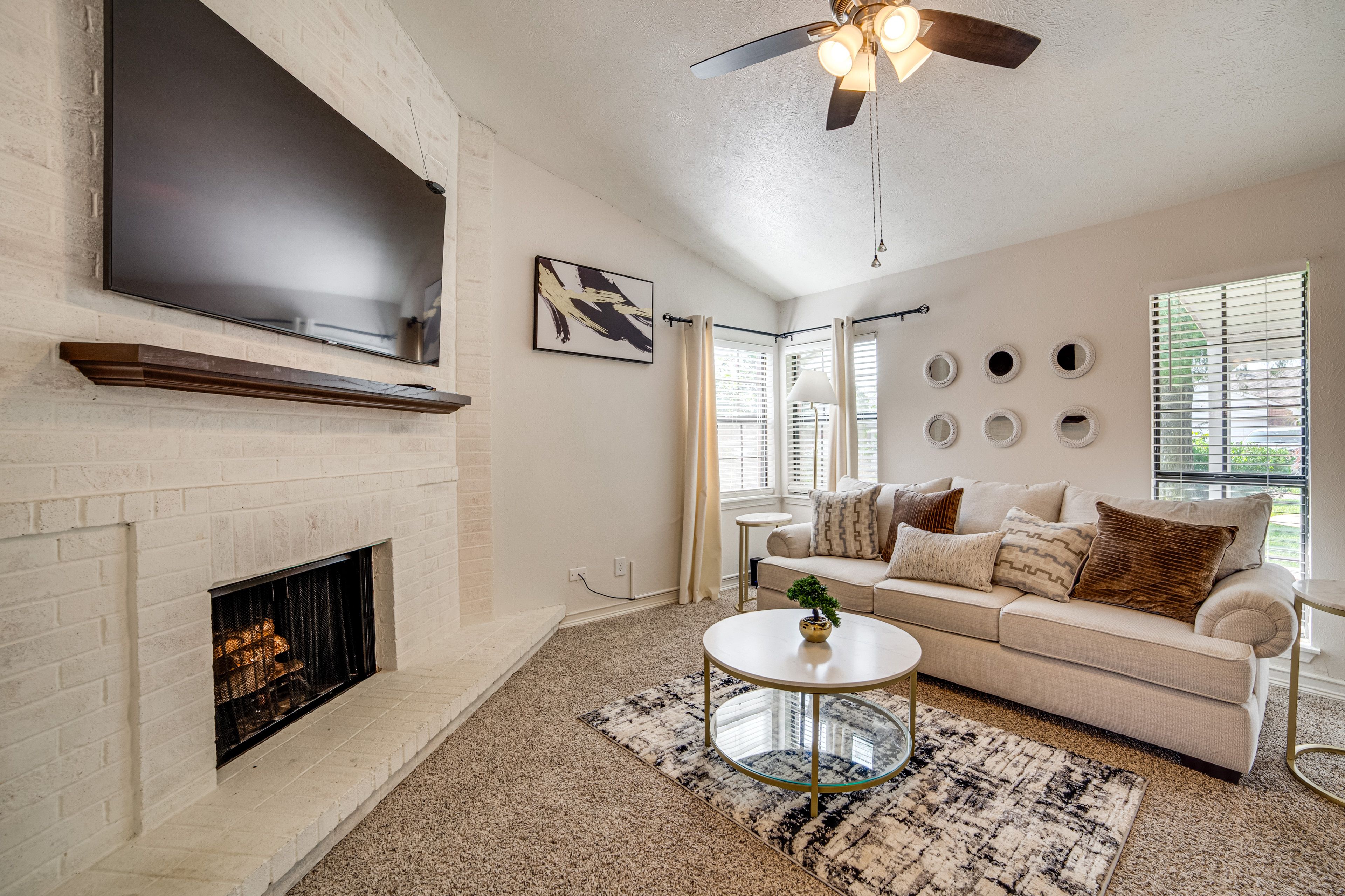 Living Room | Free WiFi | Smart TV | Central A/C | Fireplace