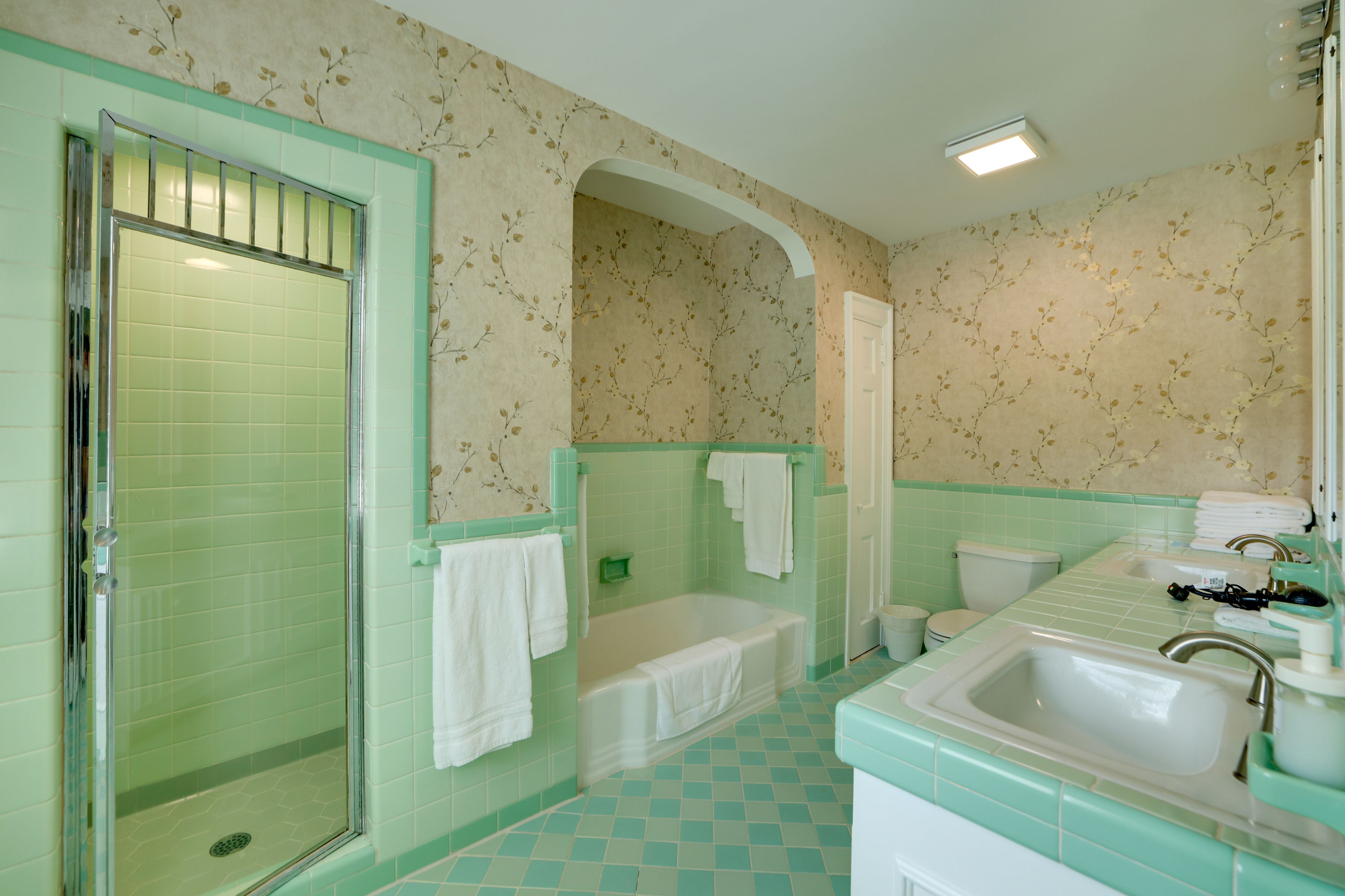 Full Bathroom | 2nd Floor