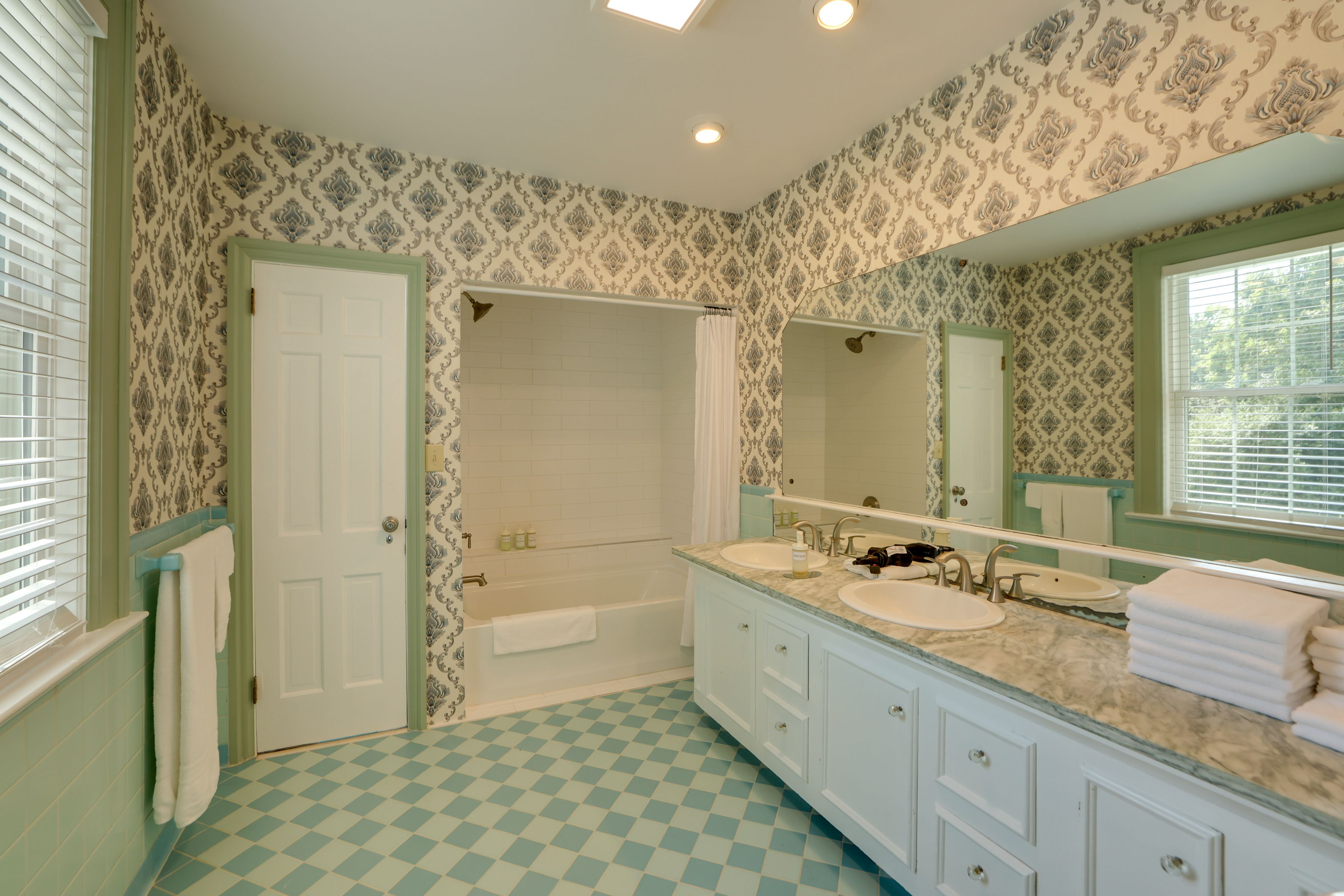 Full Bathroom | 2nd Floor