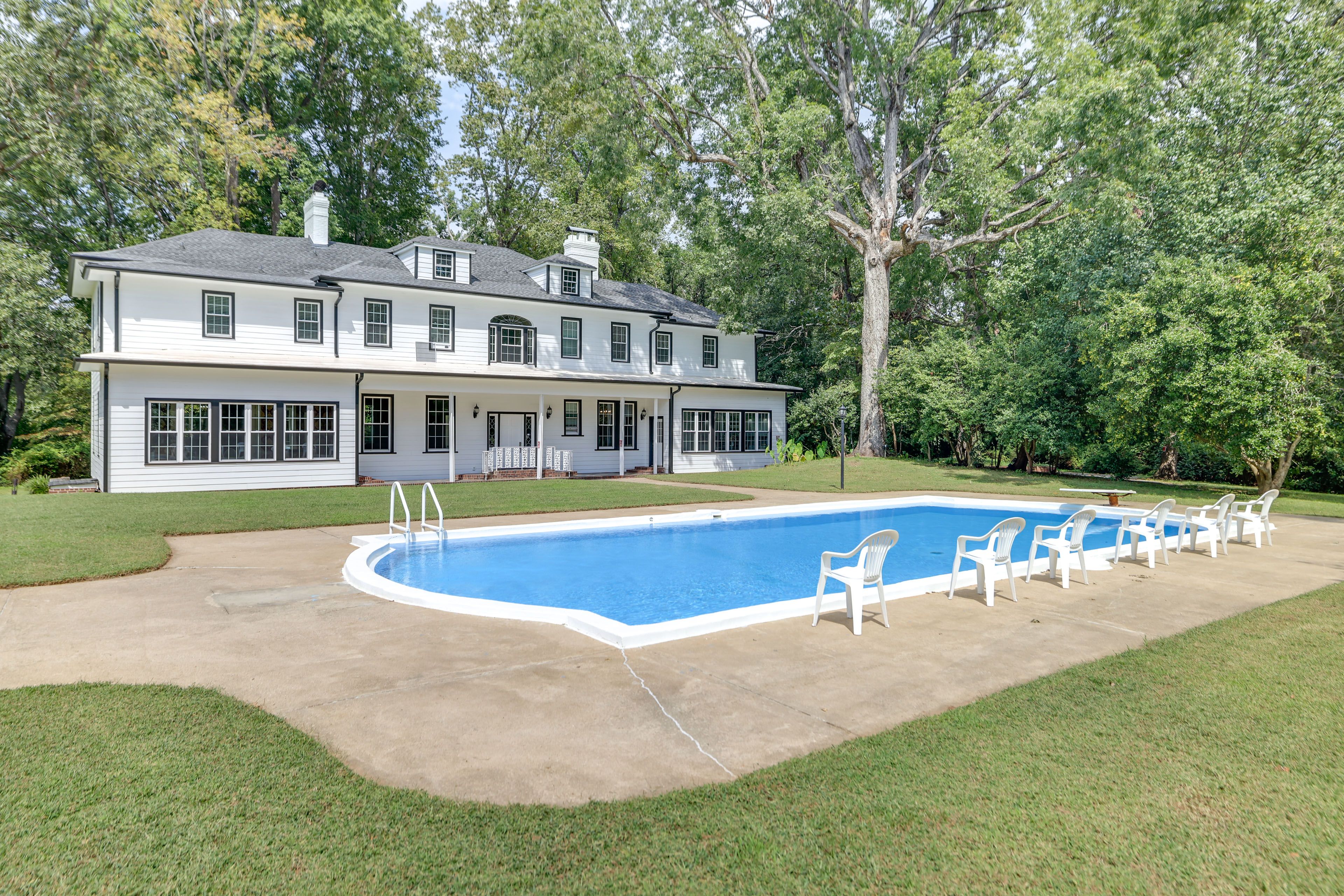 Property Exterior | Shared Pool & Outdoor Space