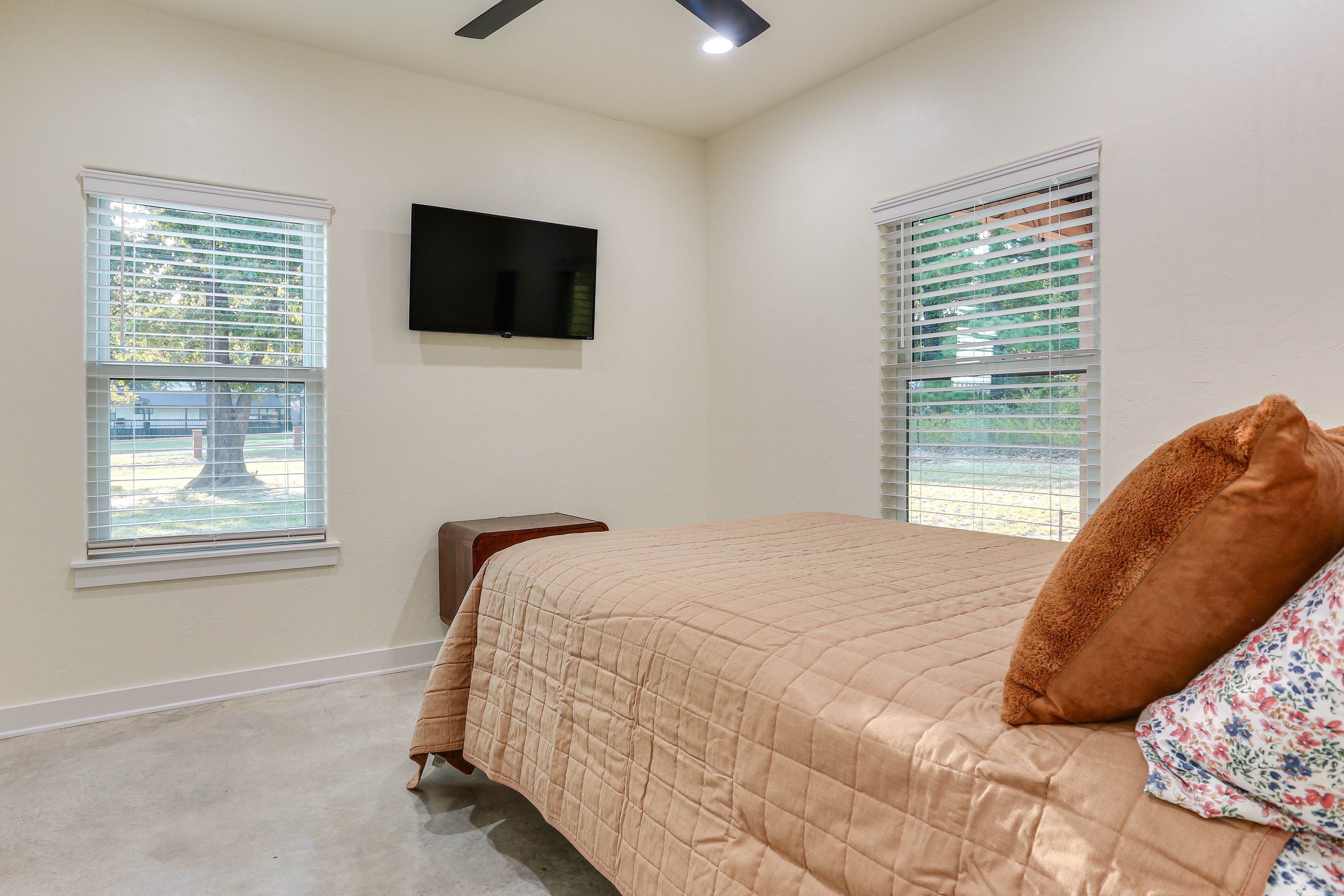 Bedroom 2 | Queen Bed | Smart TV | 1st Floor