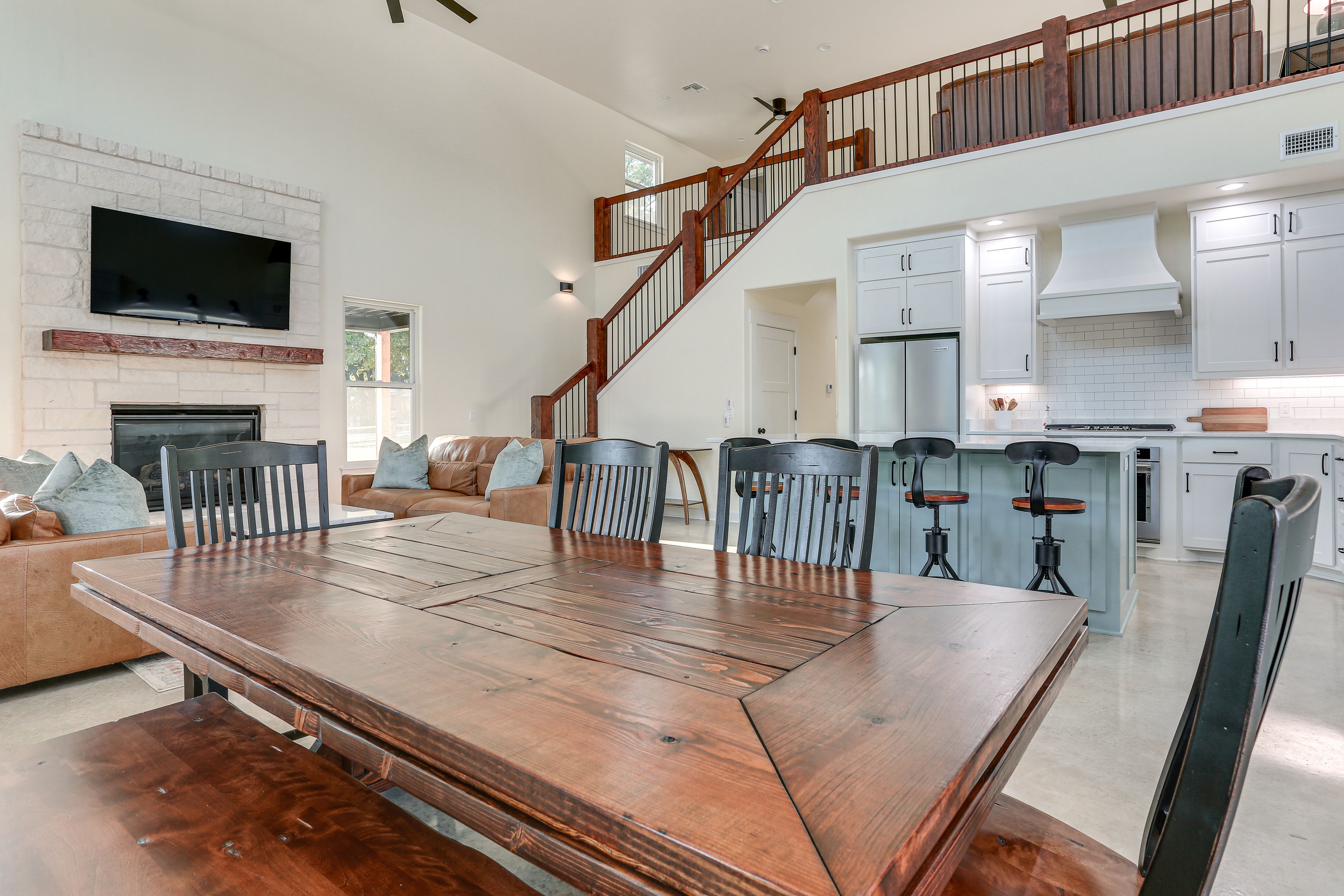 Dining Area | Dishware/Flatware Provided | 1st Floor