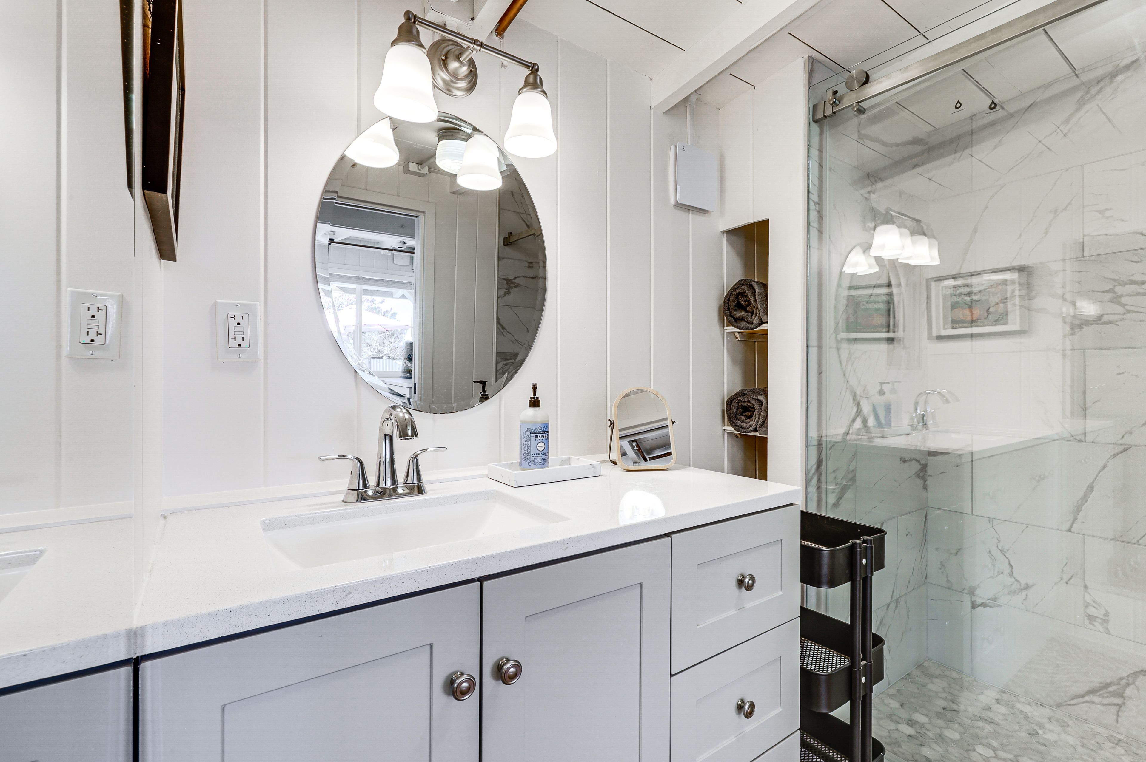 Studio | Full Bathroom