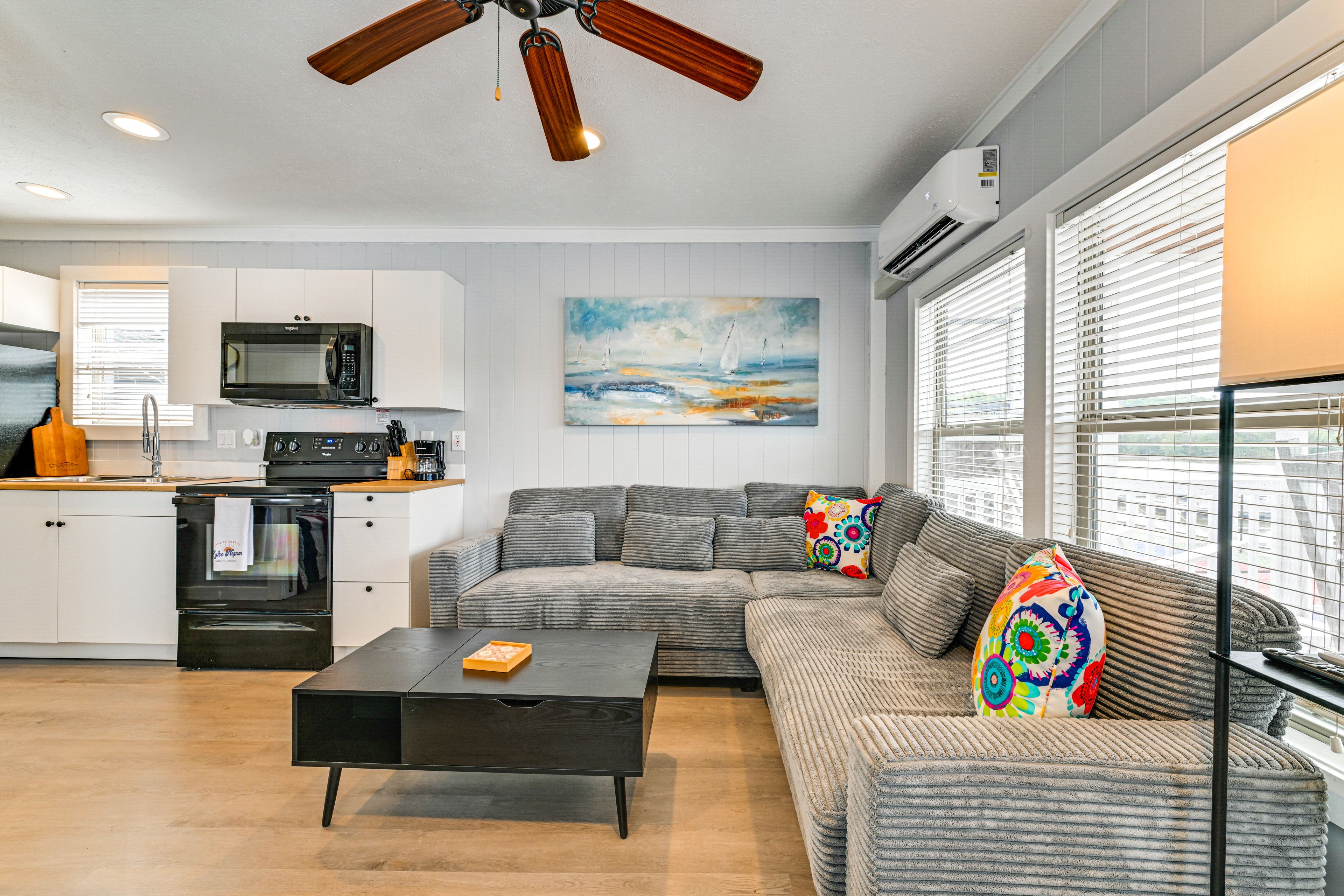 Living Room | Free WiFi | Central Heating & A/C | Smart TV