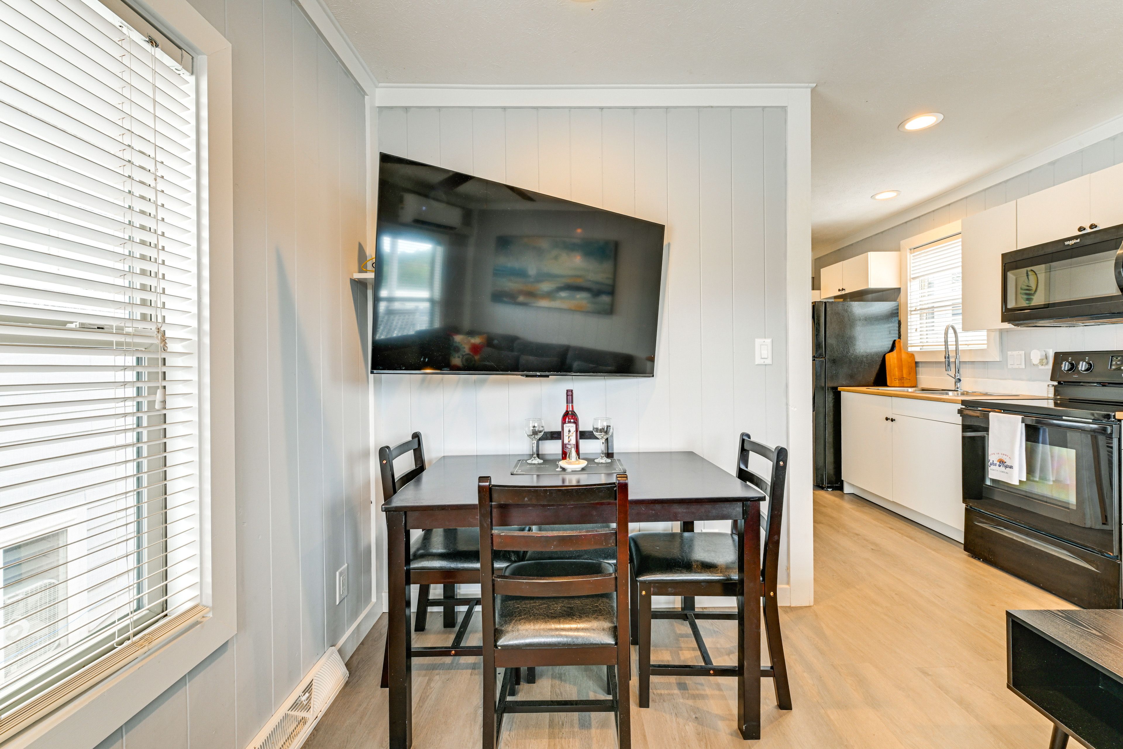 Dining Area | Dishware/Flatware Provided