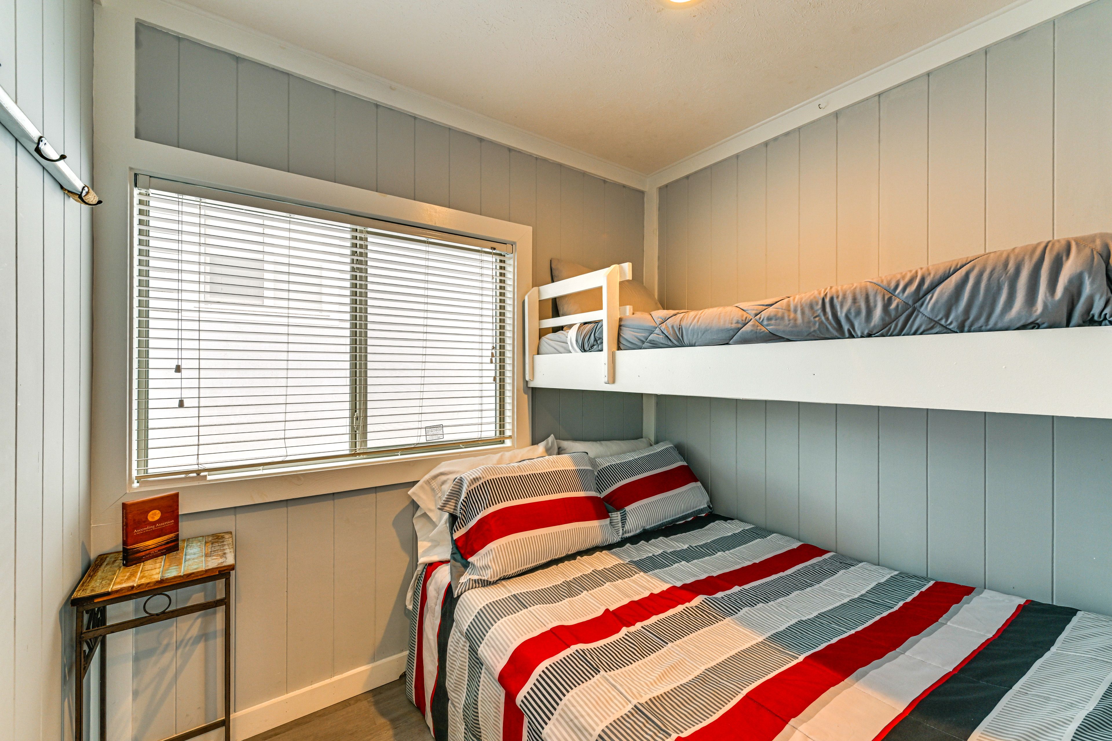 Bedroom 2 | Twin/Full Bunk Bed