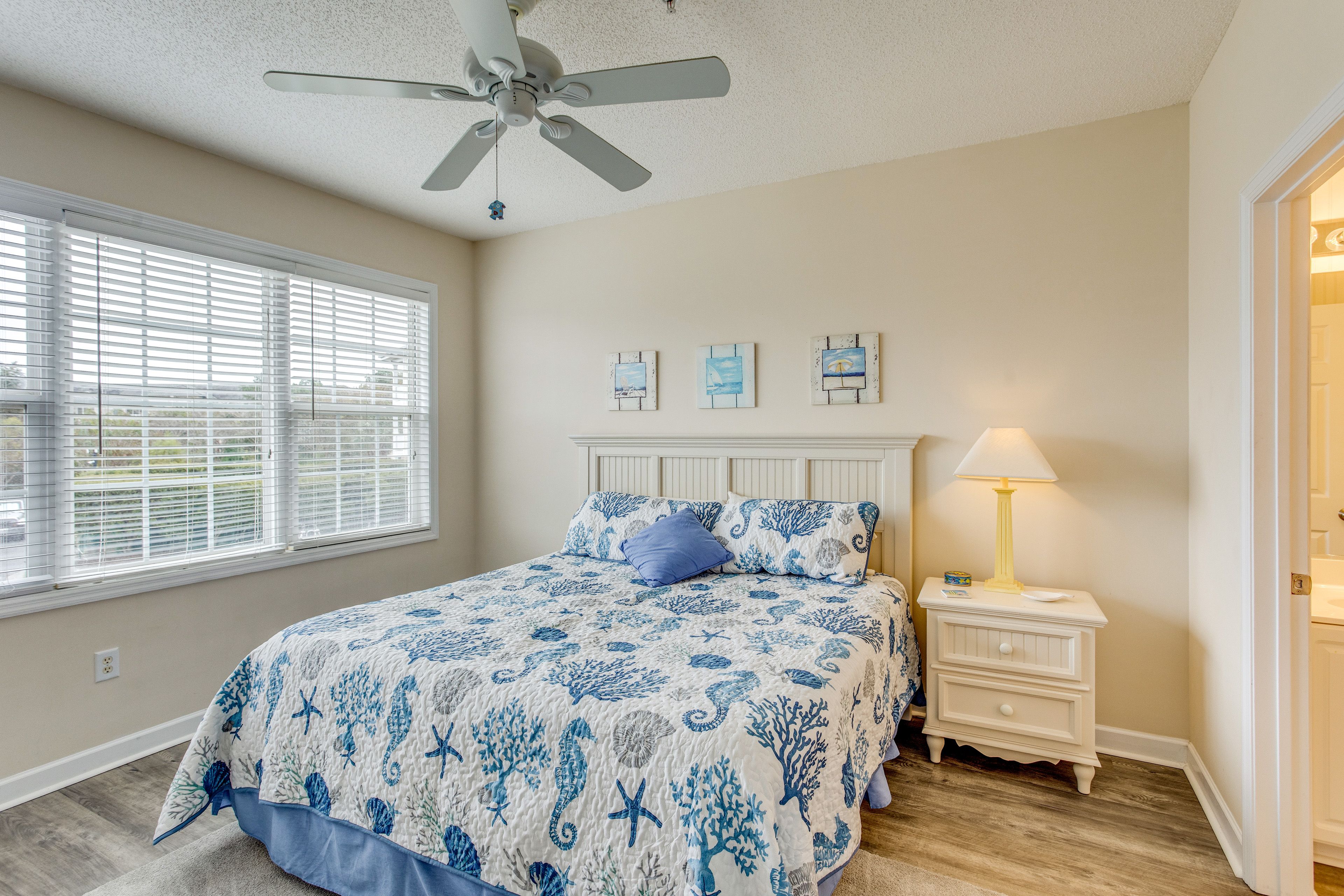 Bedroom 1 | King Bed (Converts to 2 Twin Beds)