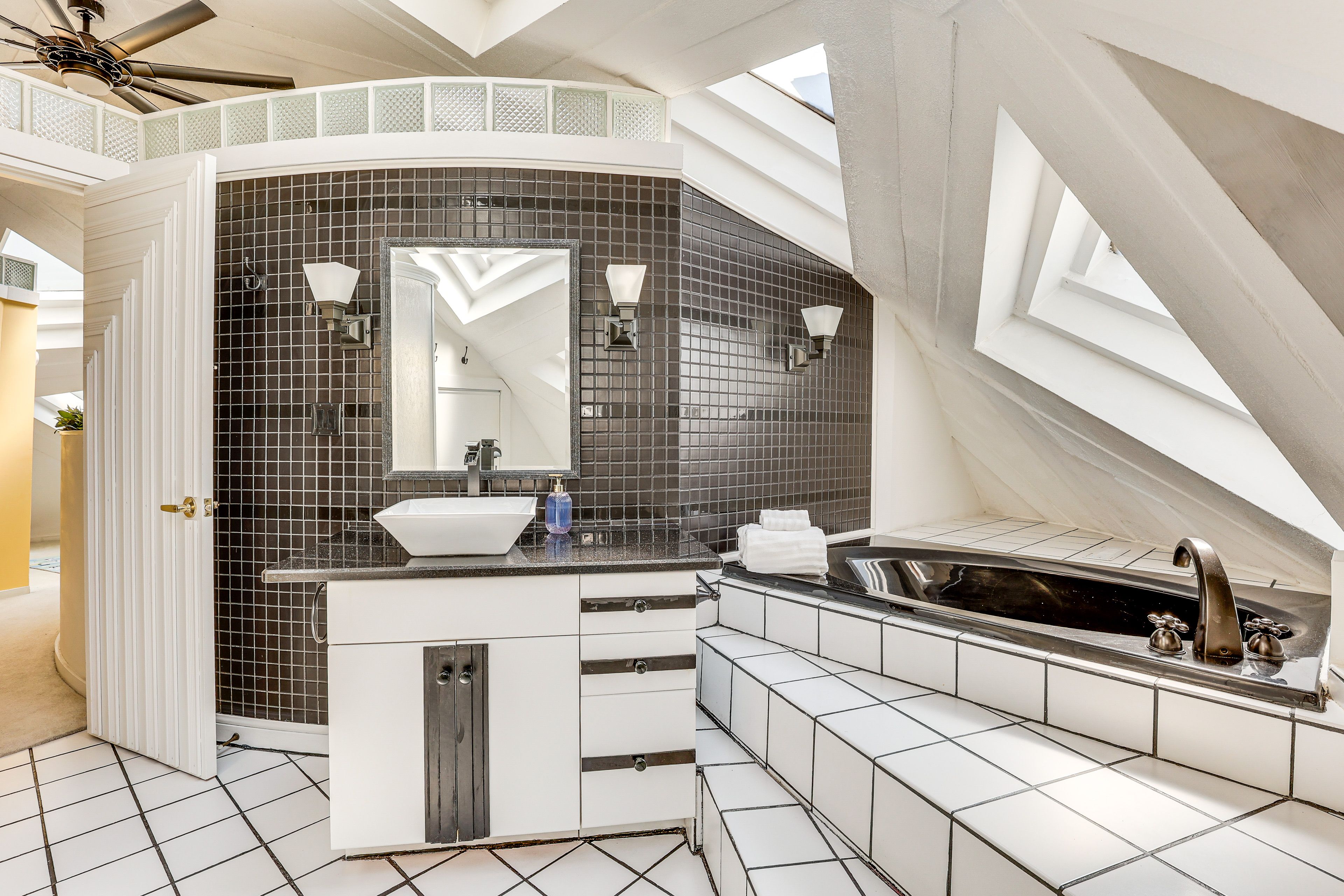 En-Suite Bathroom | Upper Level | Towels Provided