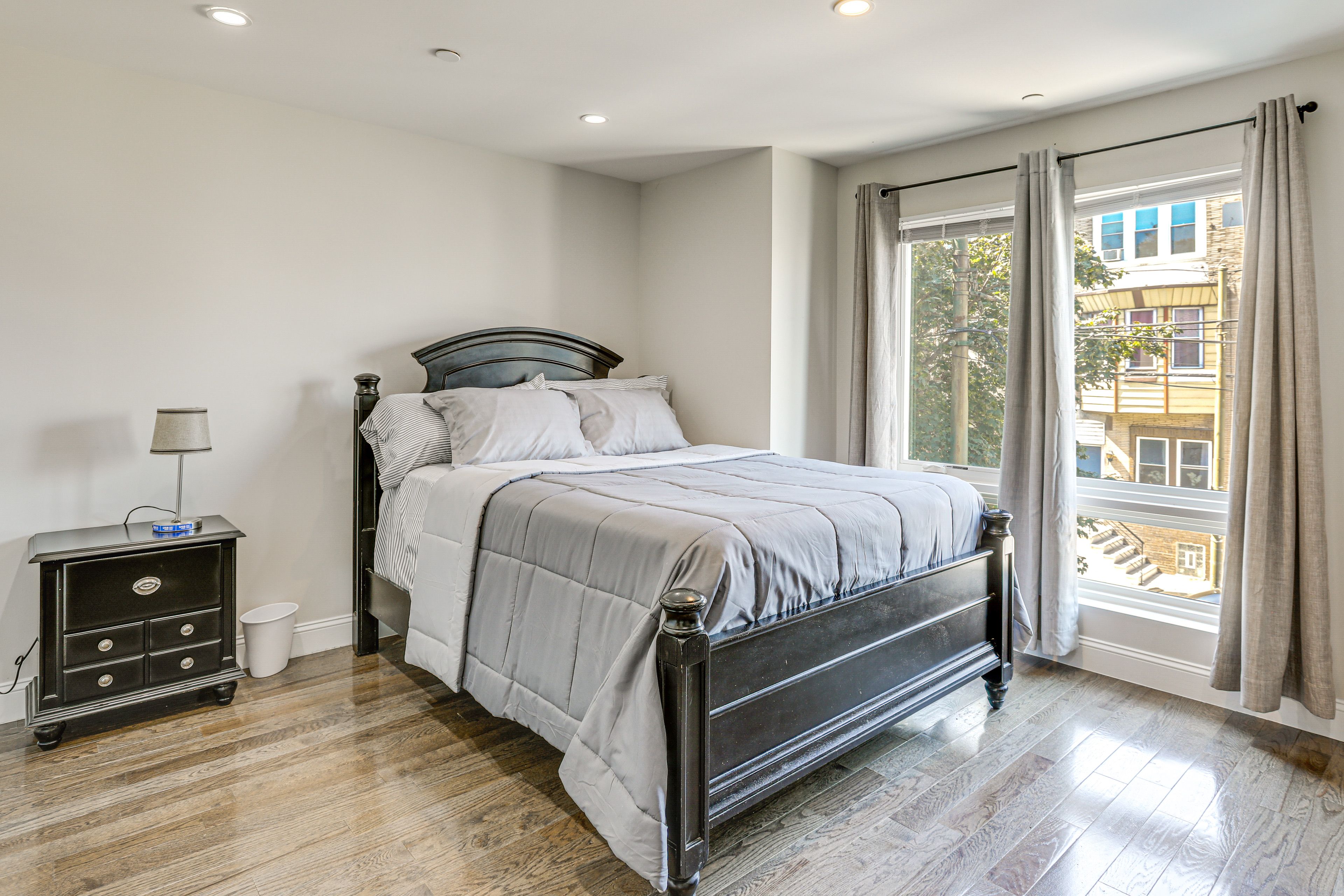 Bedroom | Queen Bed