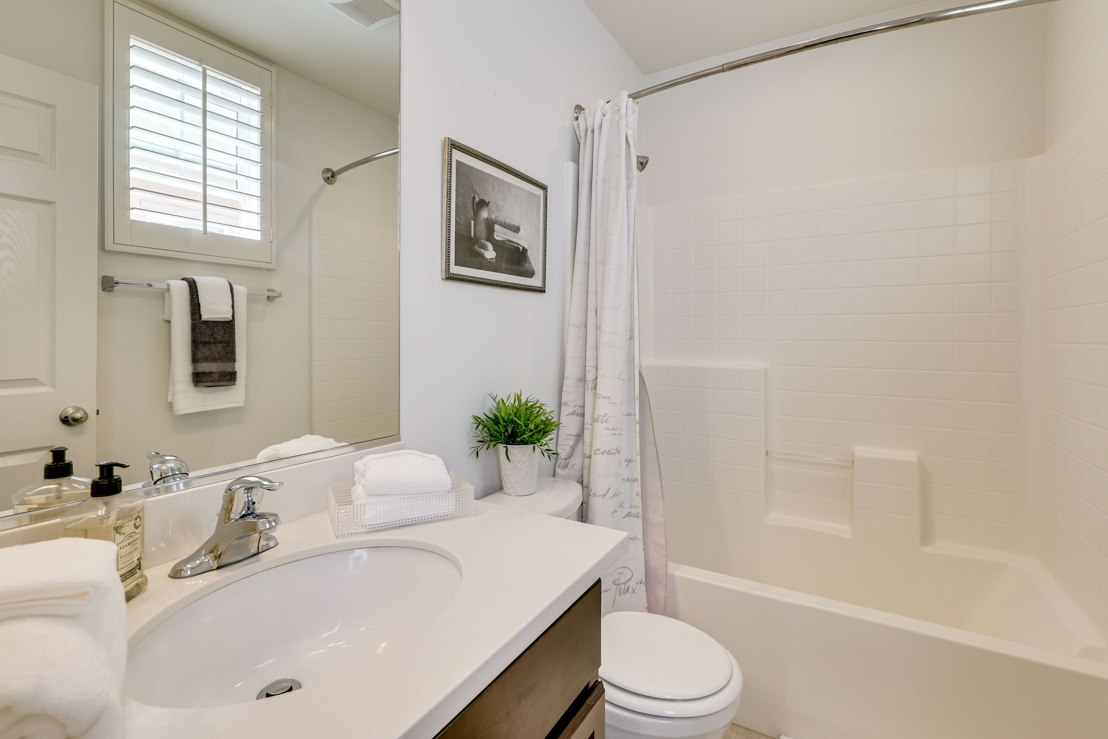 Full Bathroom | Main Floor | Towels Provided