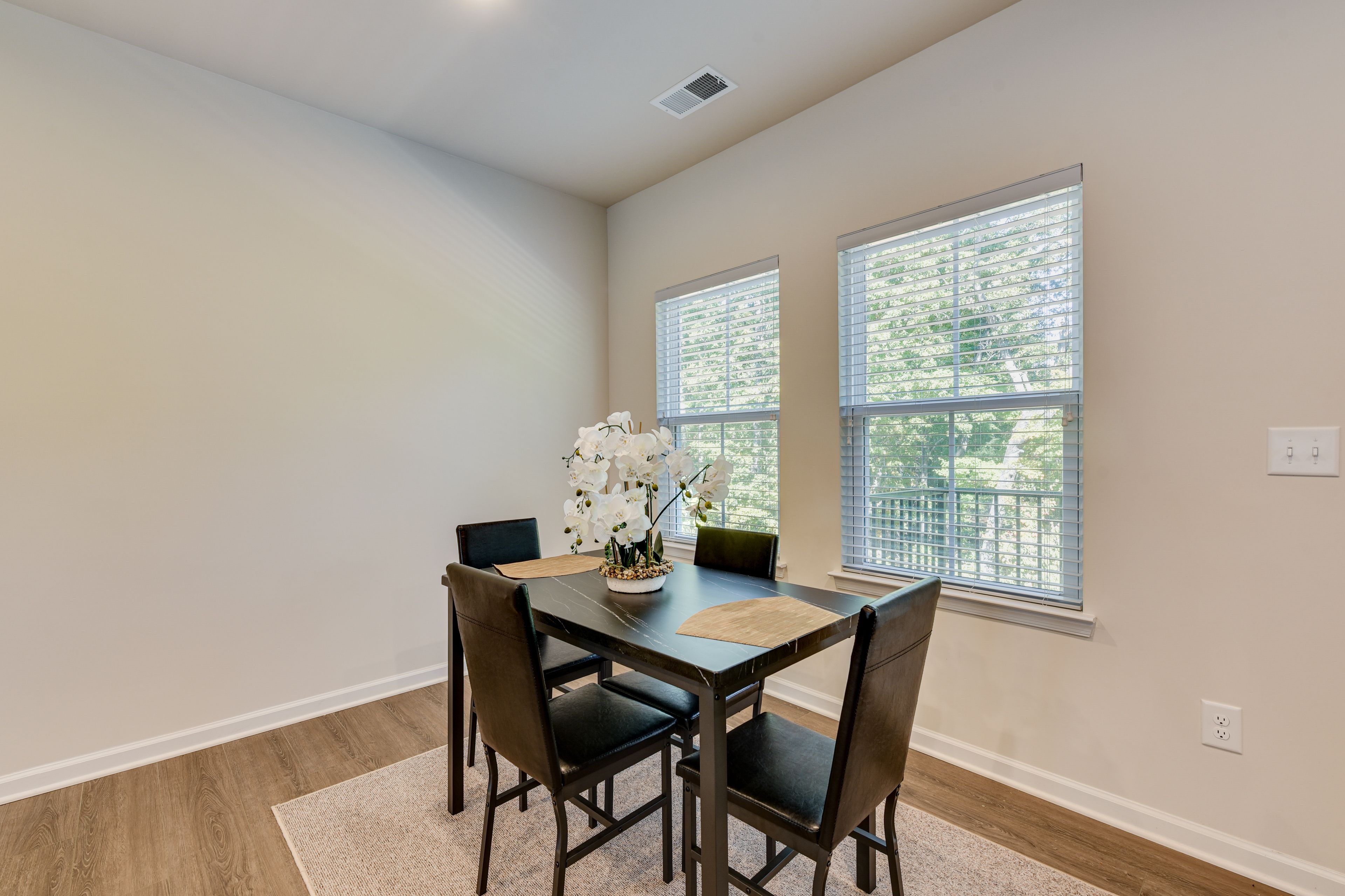 Dining Area | Dishware/Flatware Provided | Main Floor