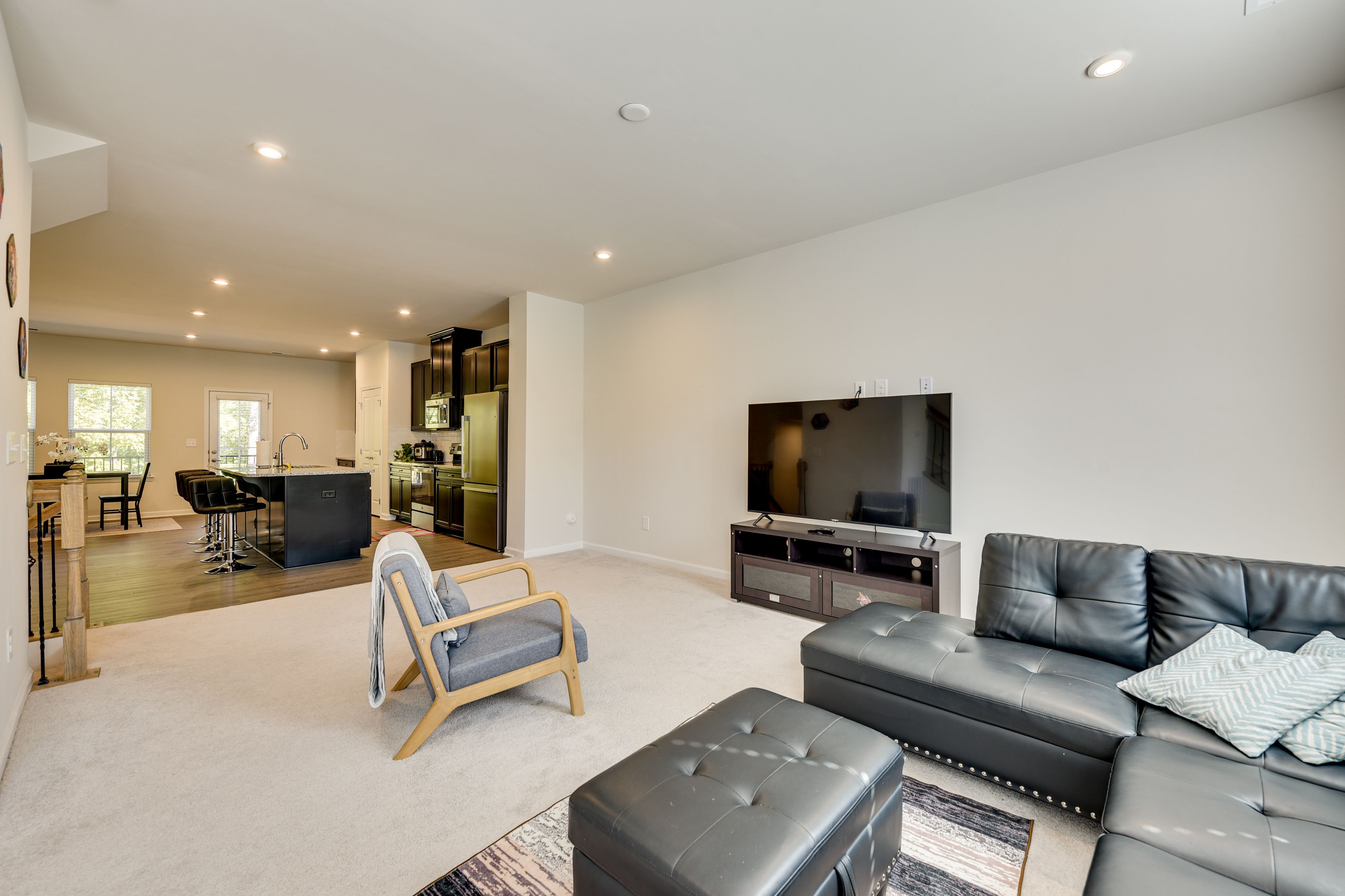 Living Room | Free WiFi | Central Heating & A/C | Smart TV | Main Floor