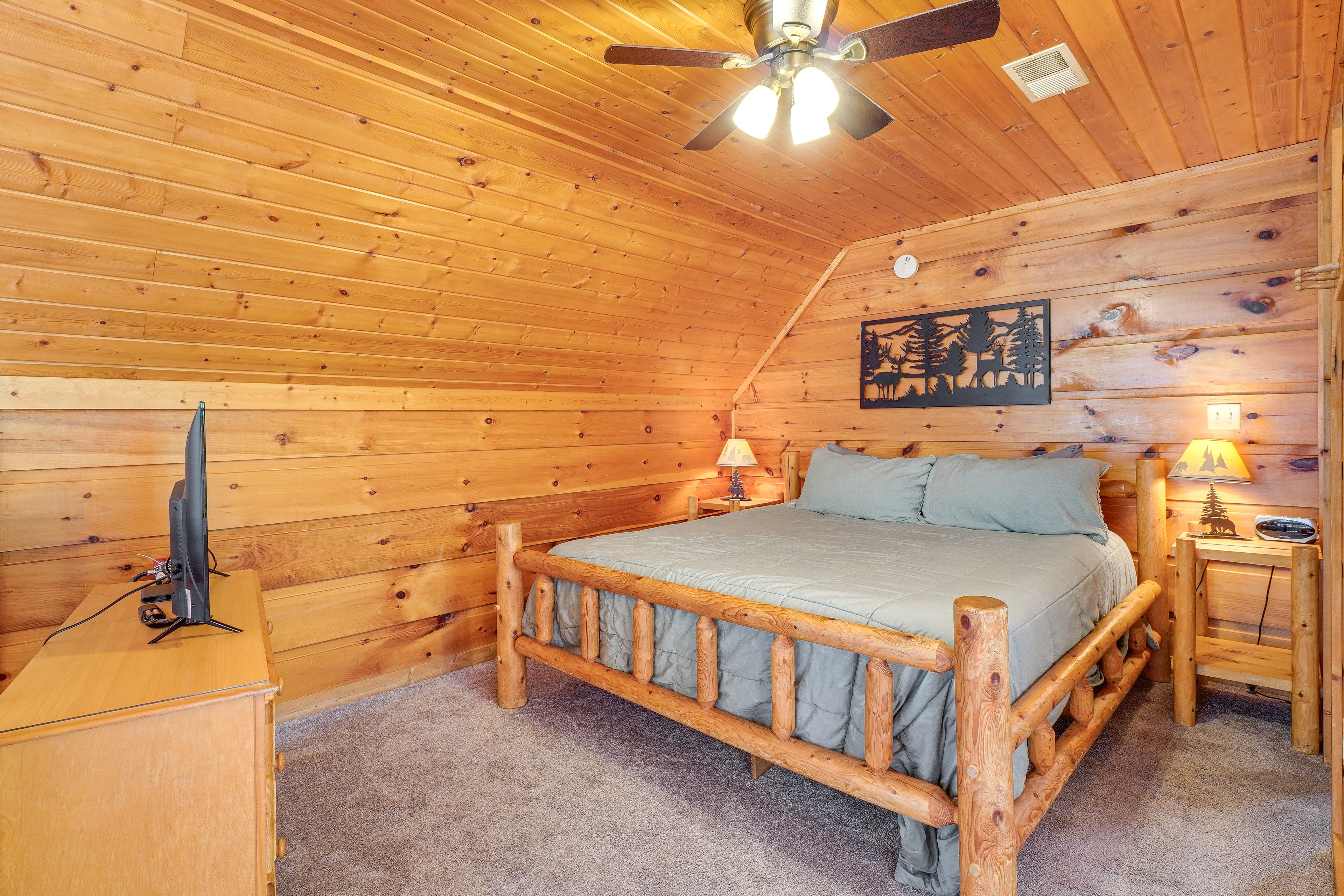 Bedroom | Loft | King Bed | Linens Provided | Soaking Tub | En-Suite Bathroom