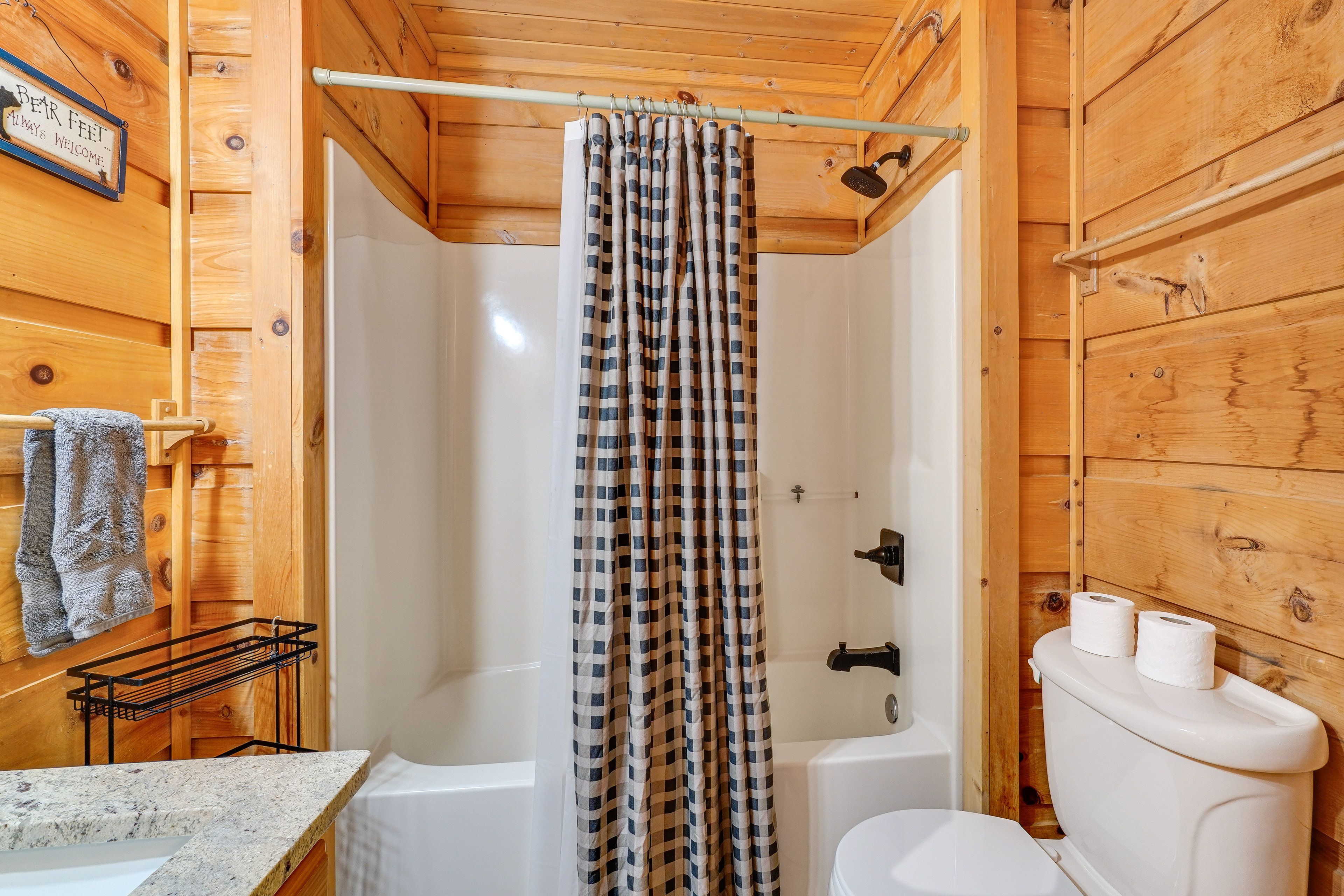 Full Bathroom | Loft | Complimentary Toiletries | Towels Provided