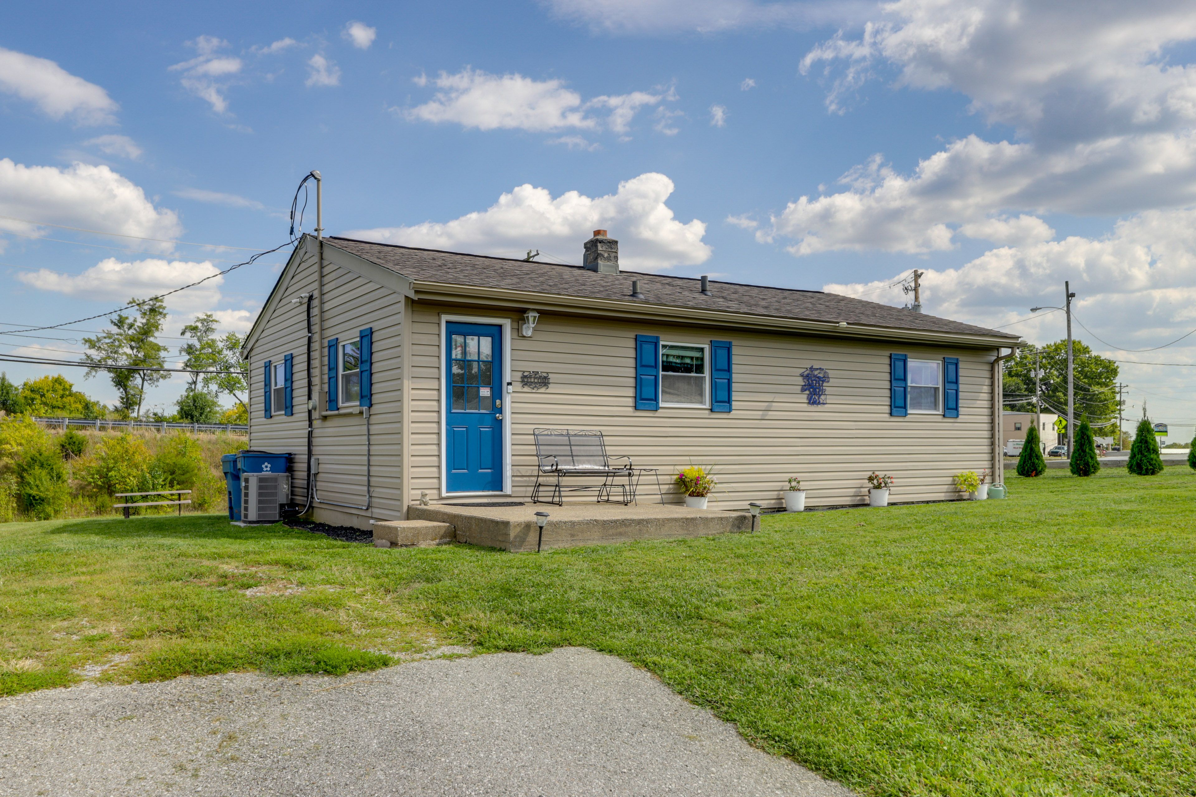 Property Exterior | Driveway (3 Vehicles)