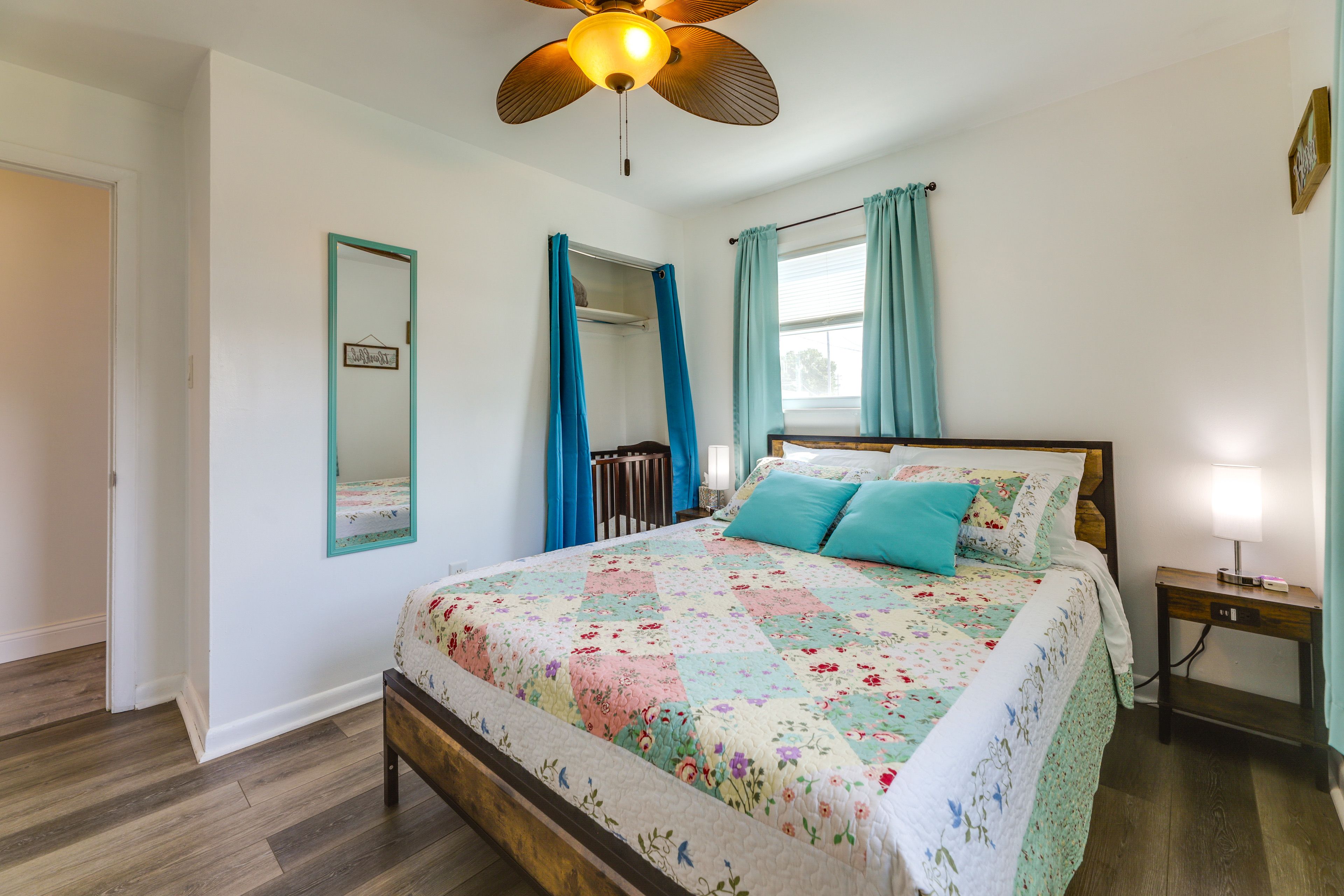Bedroom 1 | Queen Bed