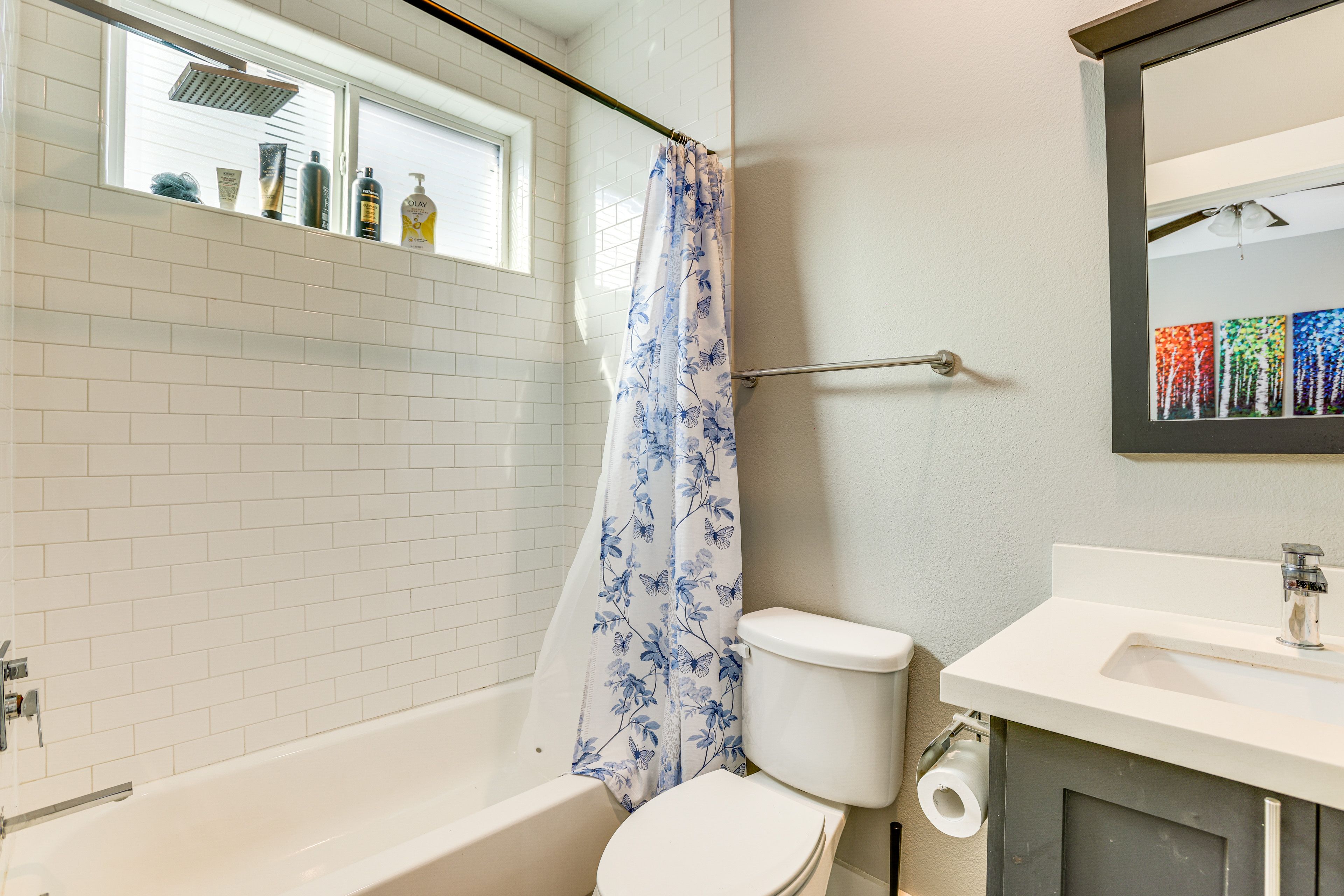 Full Bathroom | 1st Floor | Towels Provided