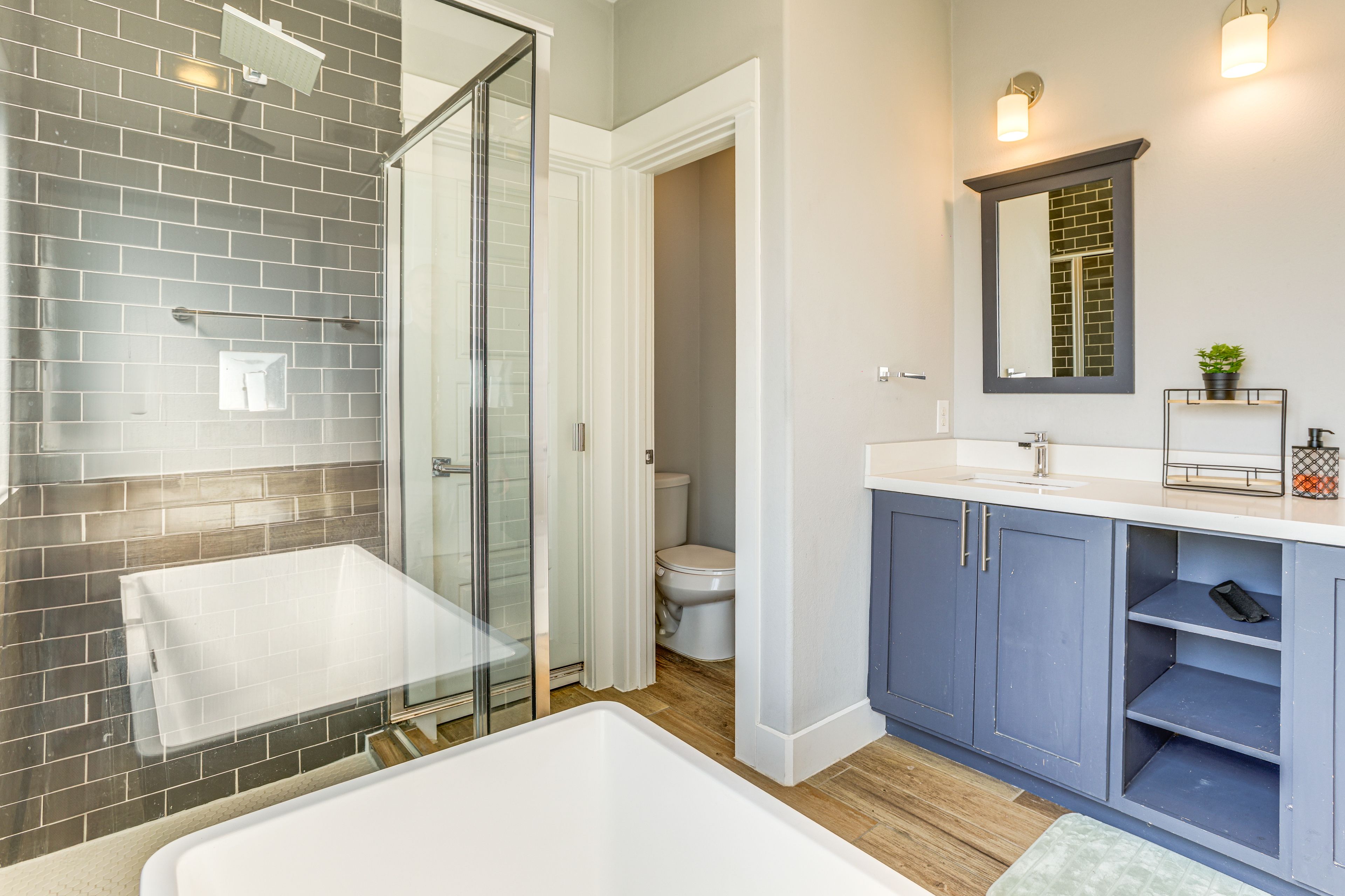 Full Bathroom | 3rd Floor | Complimentary Toiletries
