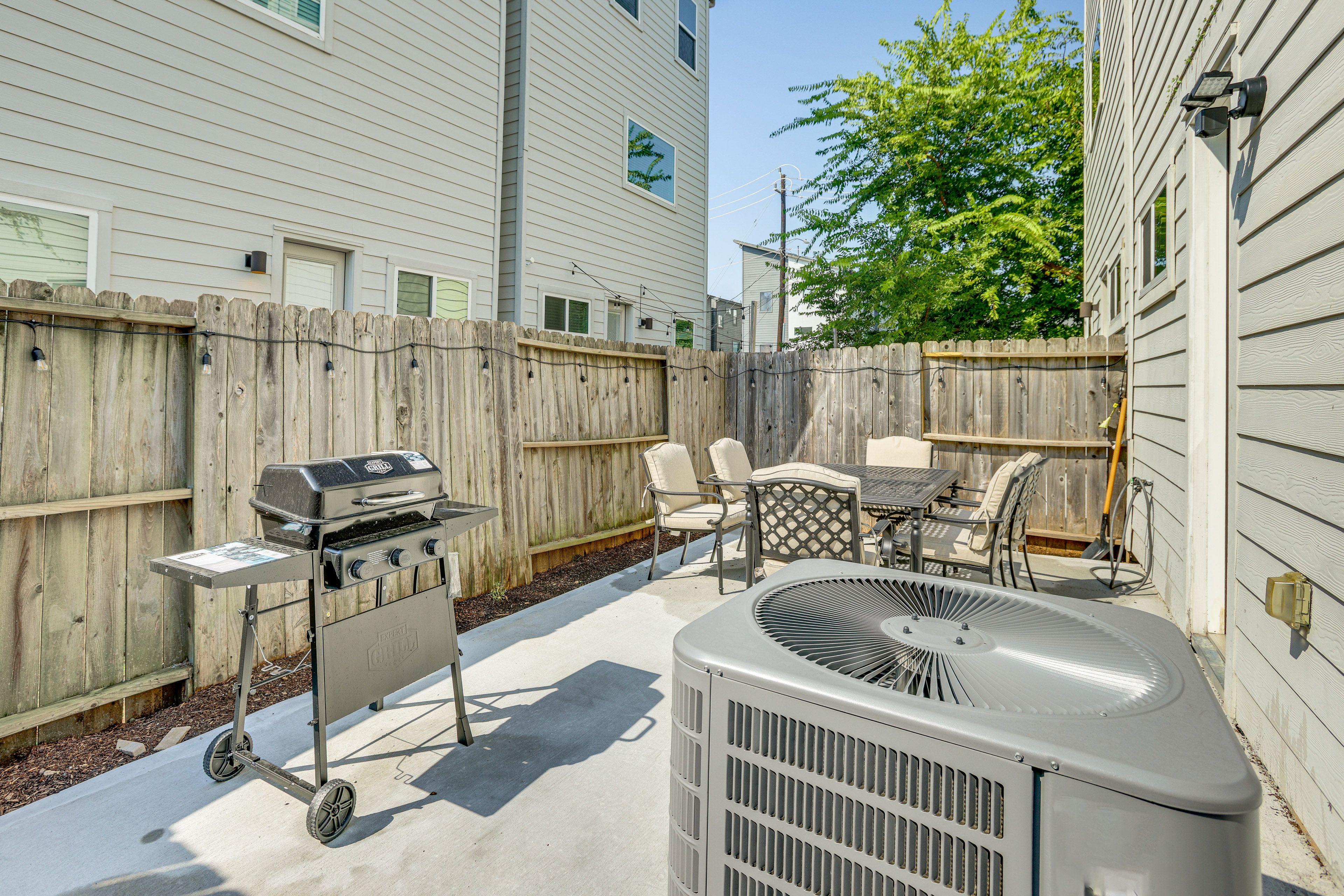Private Patio | Dining Table