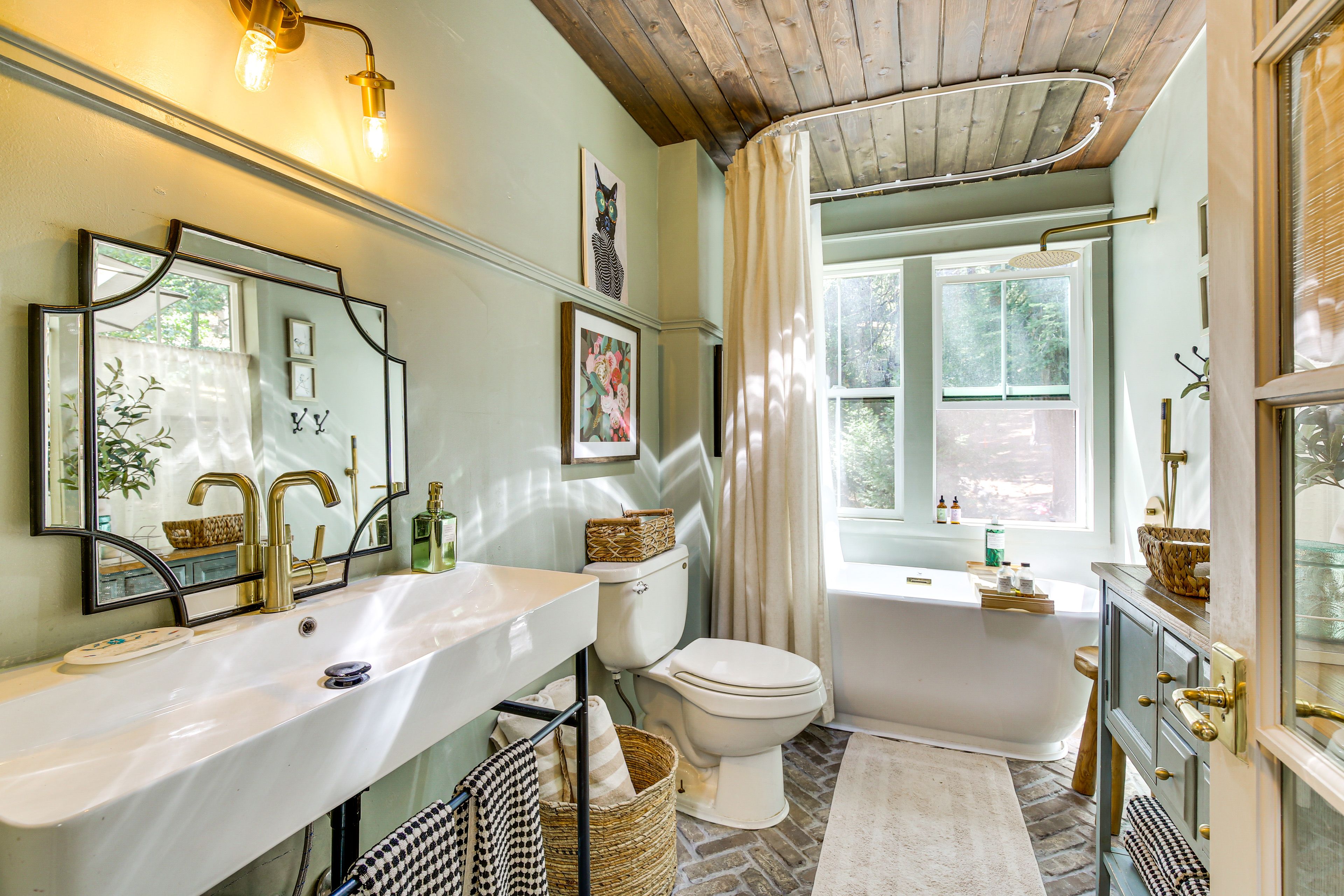 Full Bathroom | 1st Floor