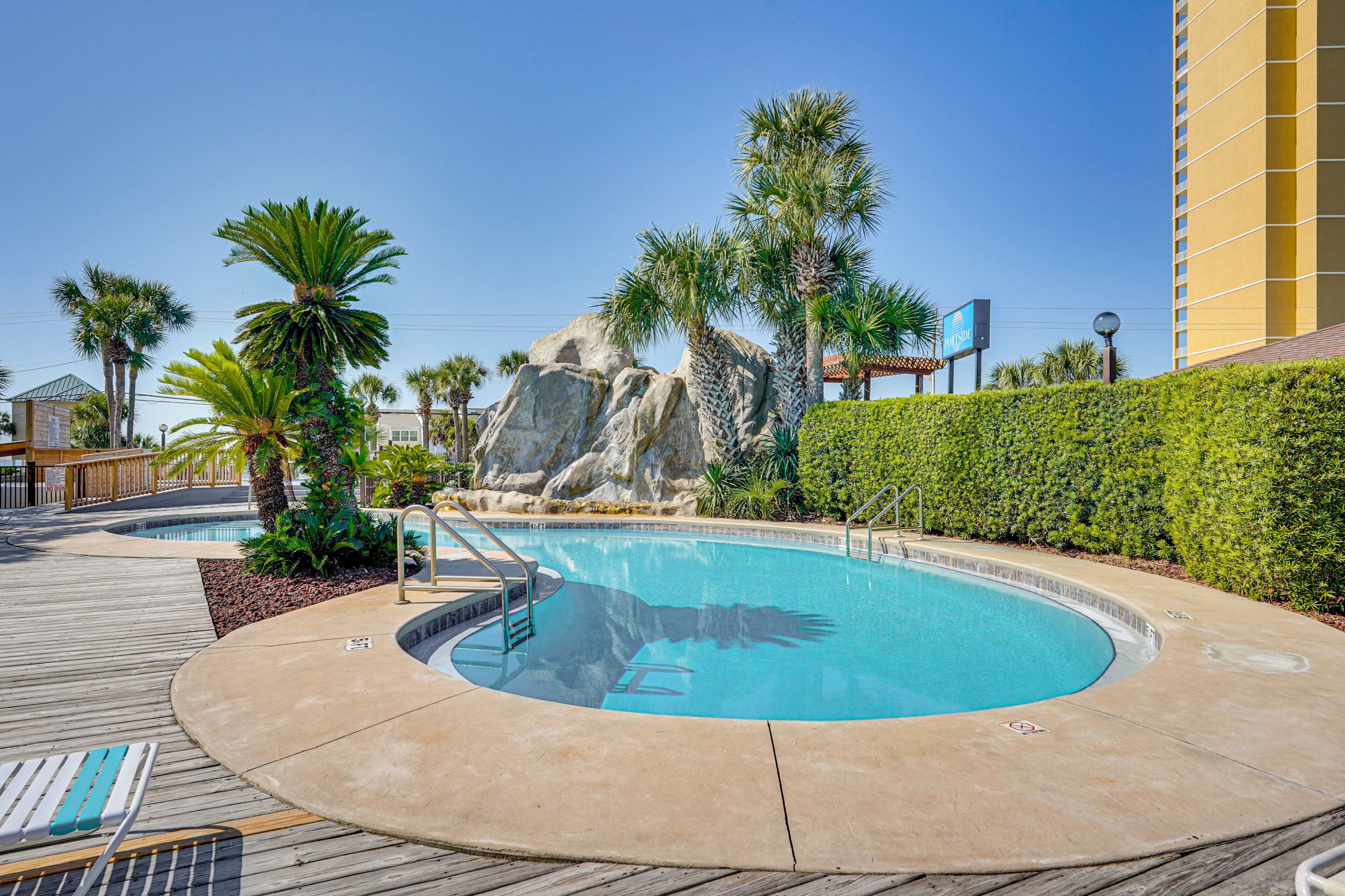 Community Amenities | Outdoor Pool