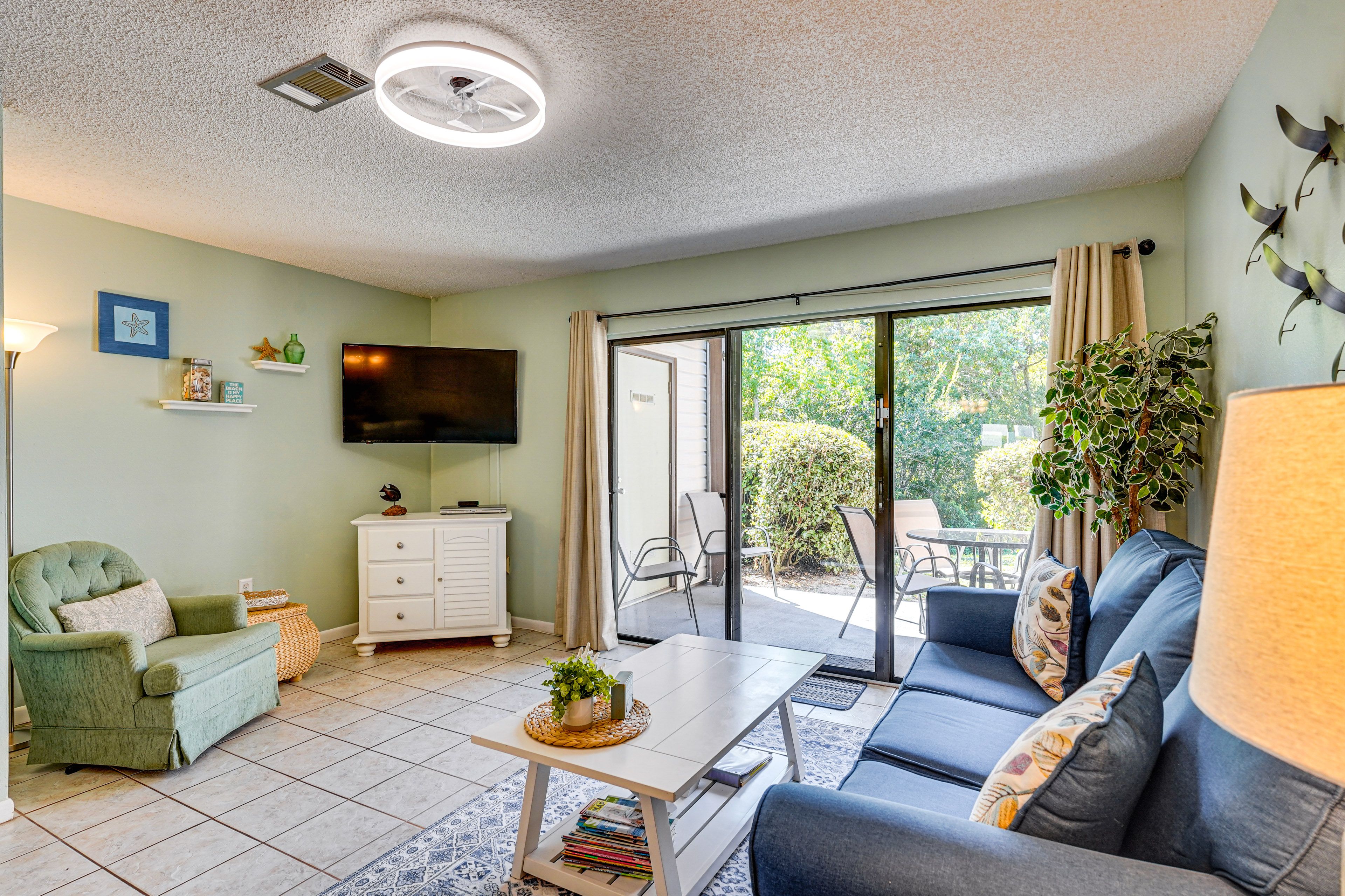 Living Room | 1st Floor | Queen Sleeper Sofa | Smart TV | Free WiFi