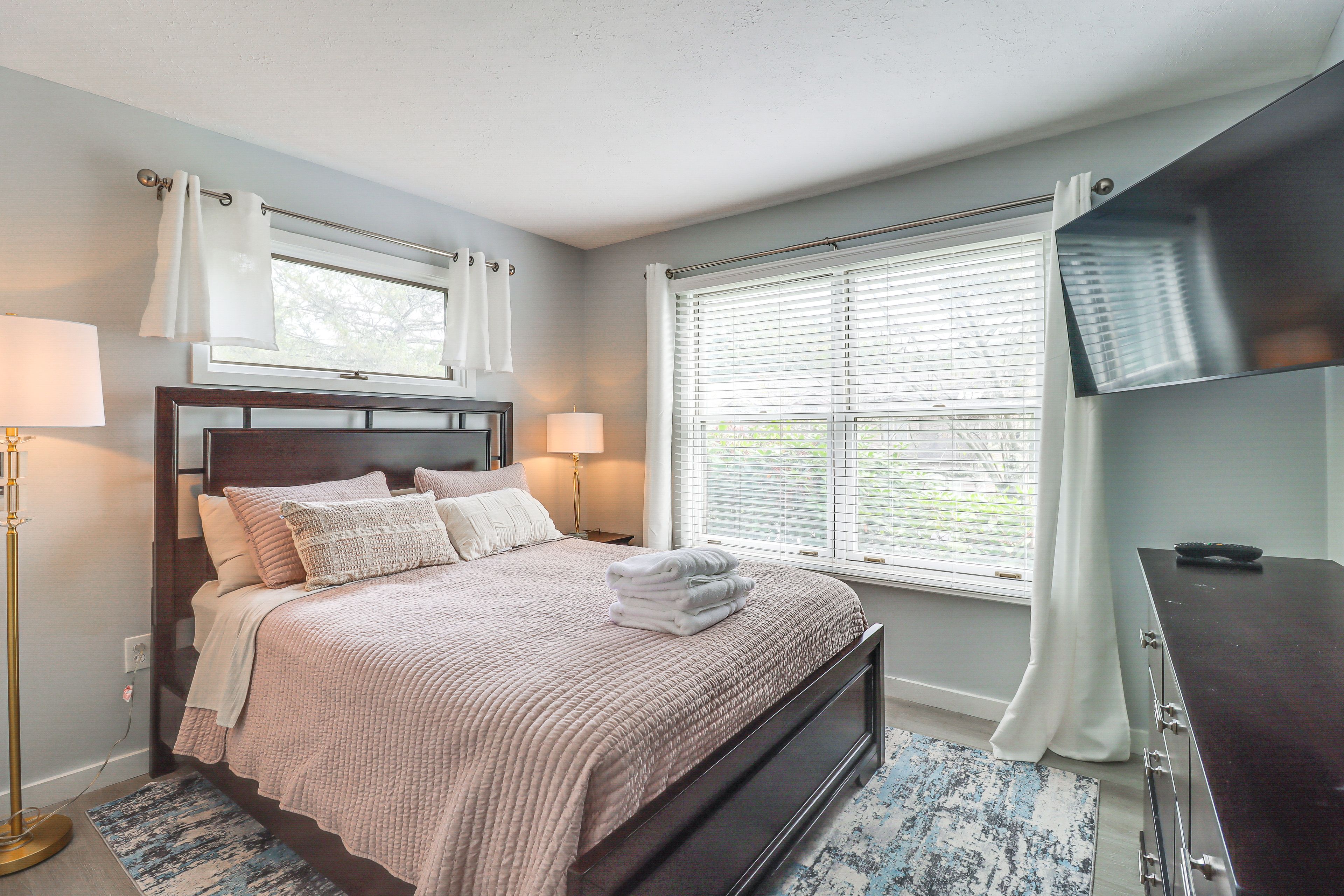 Bedroom 1 | 1st Floor | Queen Bed | Linens Provided