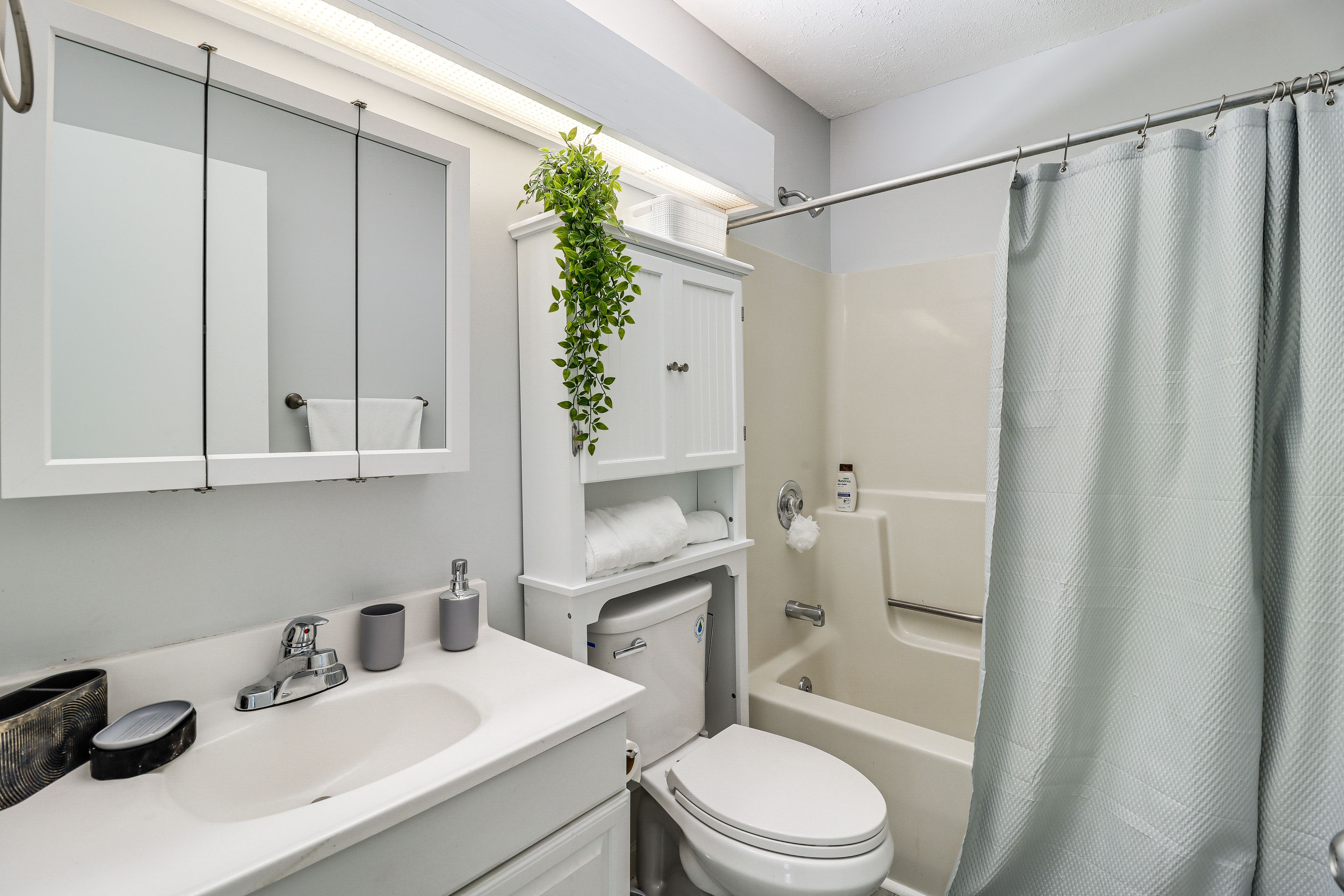Full Bathroom | 1st Floor | Complimentary Toiletries | Towels Provided
