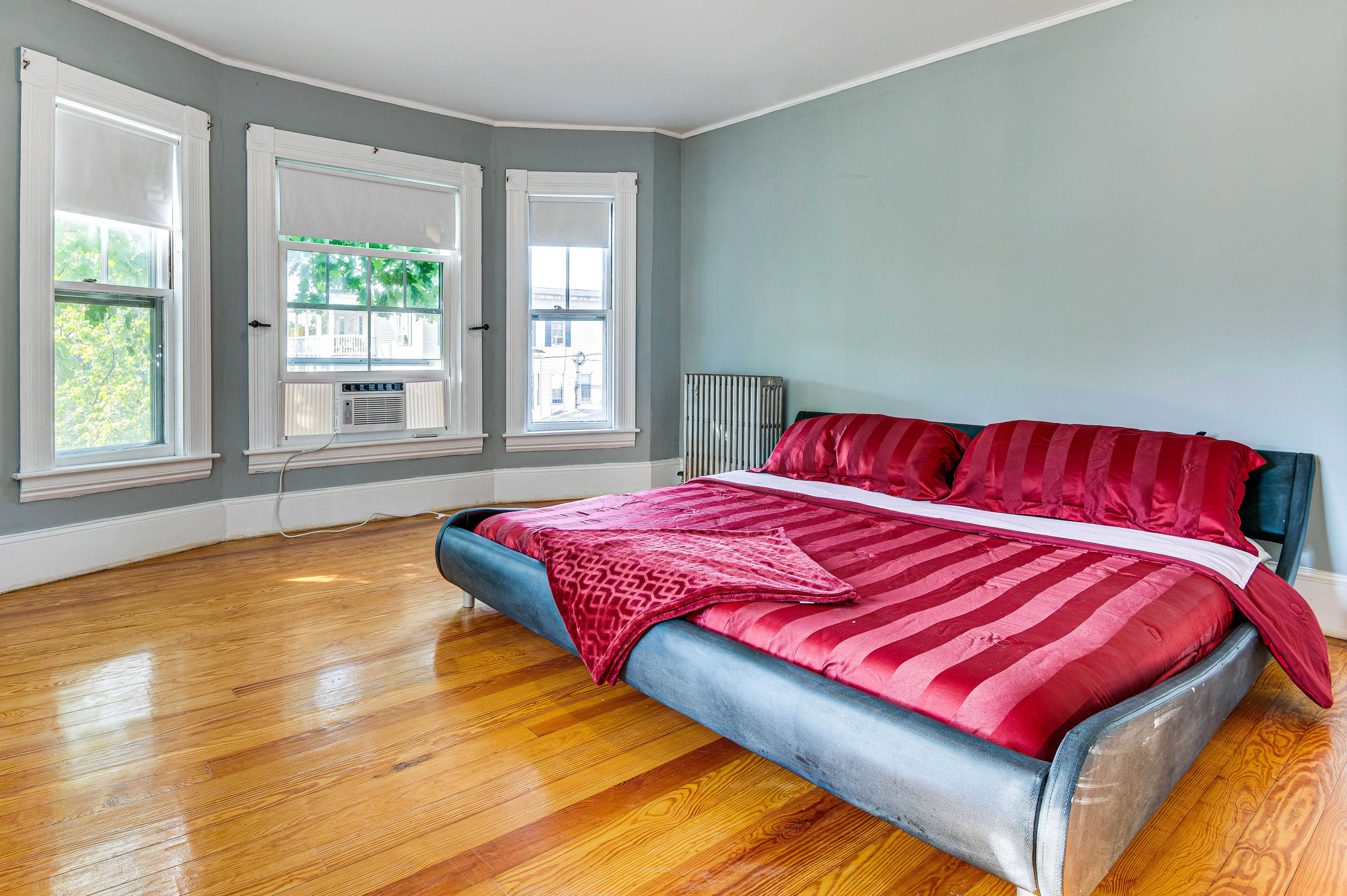 Bedroom 2 | King Bed | 3rd Floor