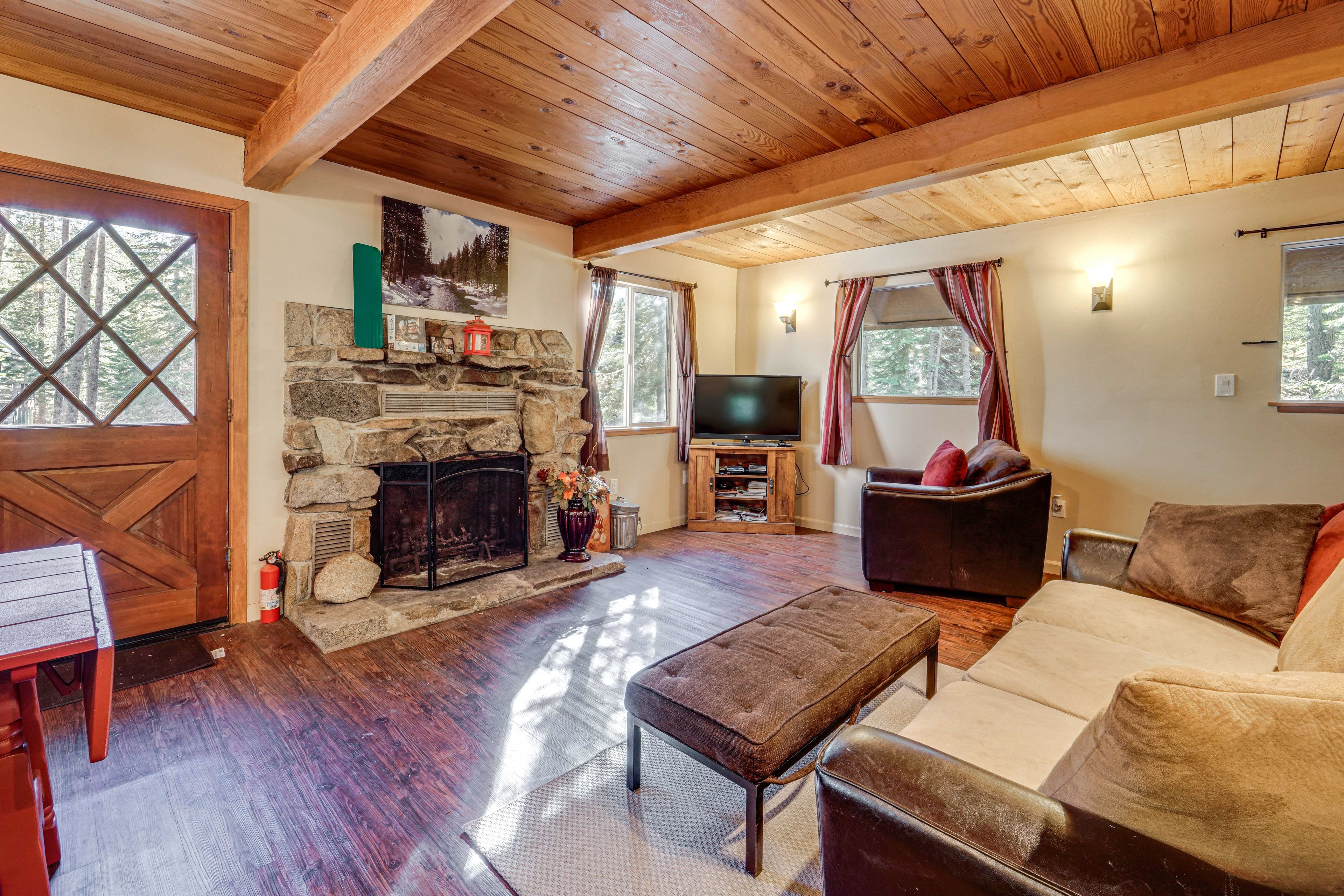 Living Room | 1st Floor | Wood-Burning Fireplace | Free WiFi | Flat-Screen TV