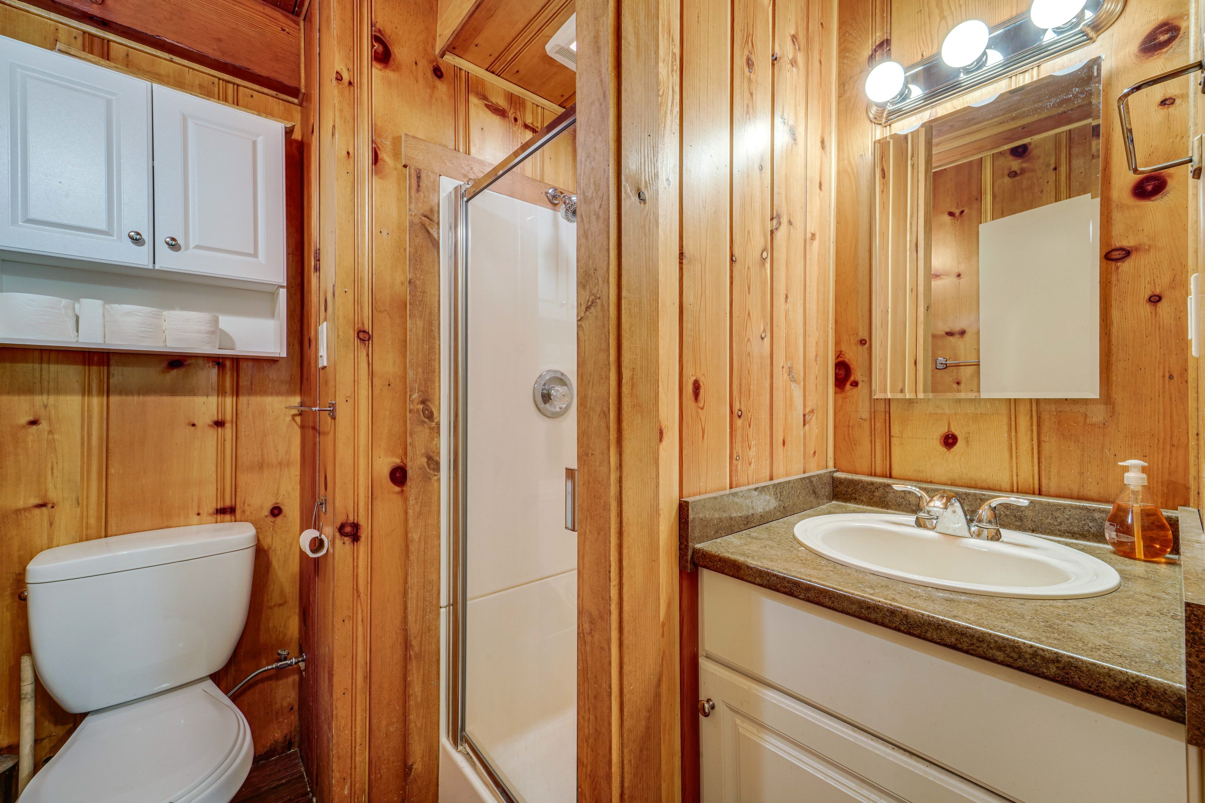 Full Bathroom | 1st Floor | Towels Provided | Complimentary Toiletries