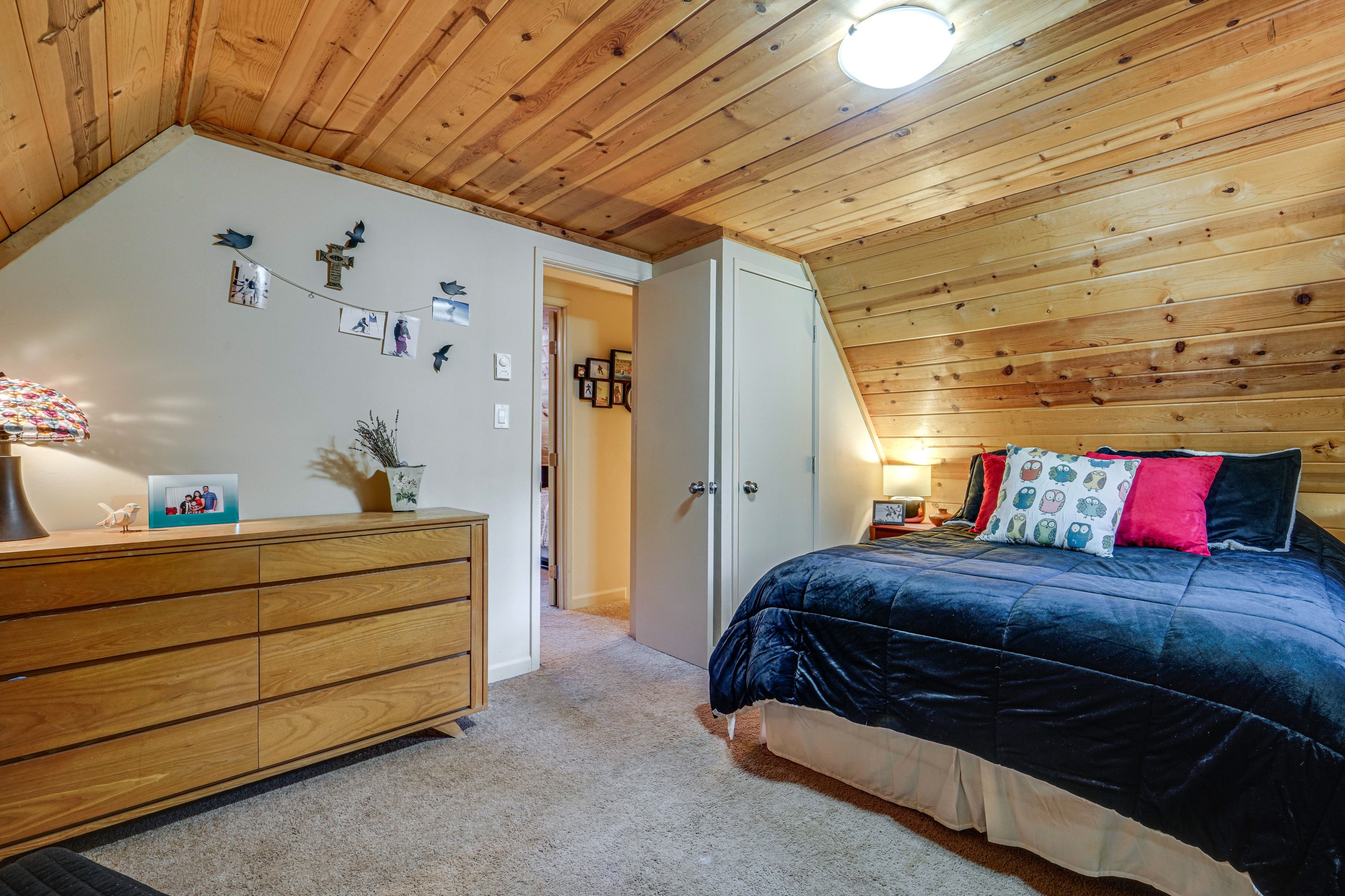 Bedroom 2 | 2nd Floor | Queen Bed