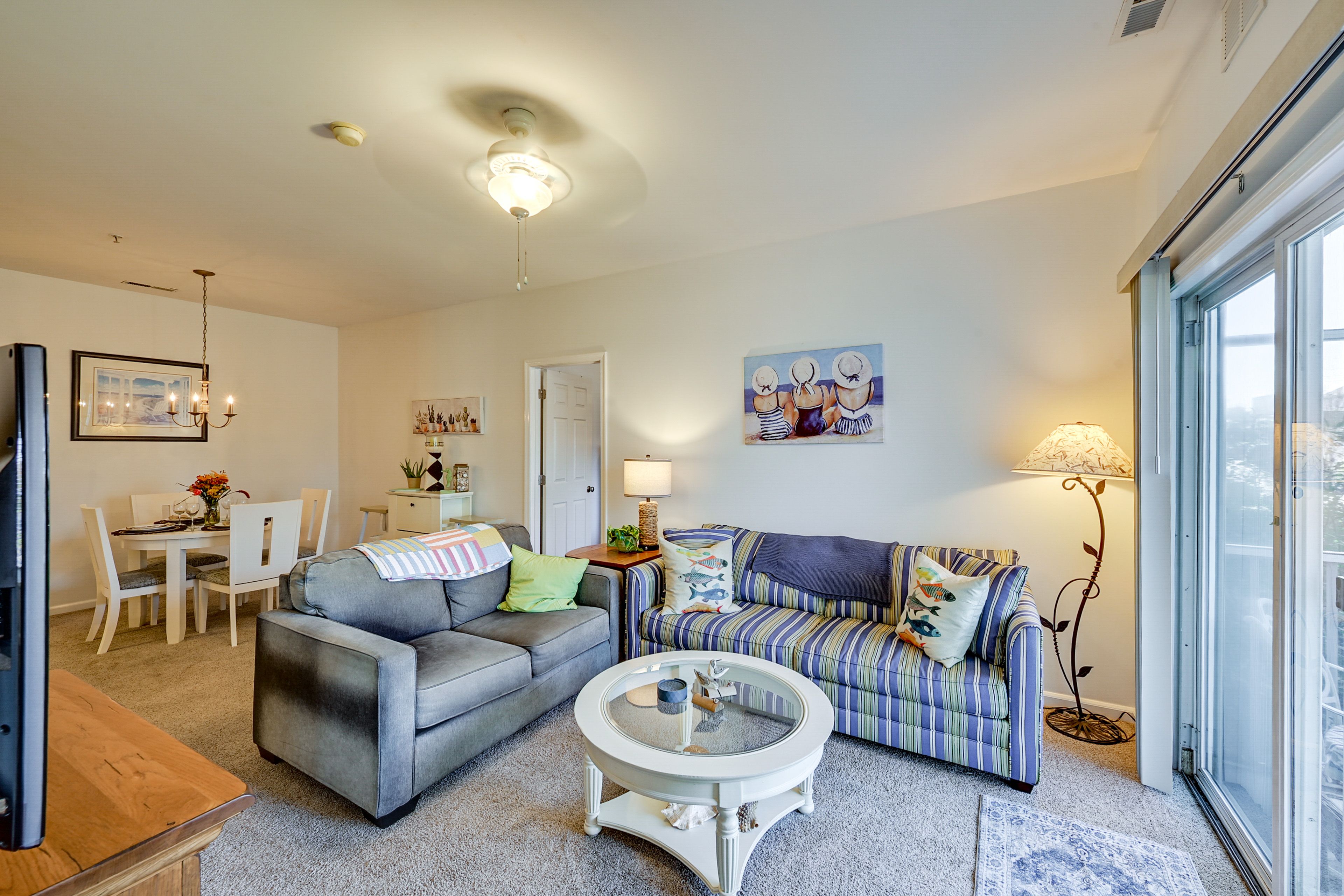 Living Room | Free WiFi | Central Heating & A/C | Smart TV | Full Sleeper Sofa