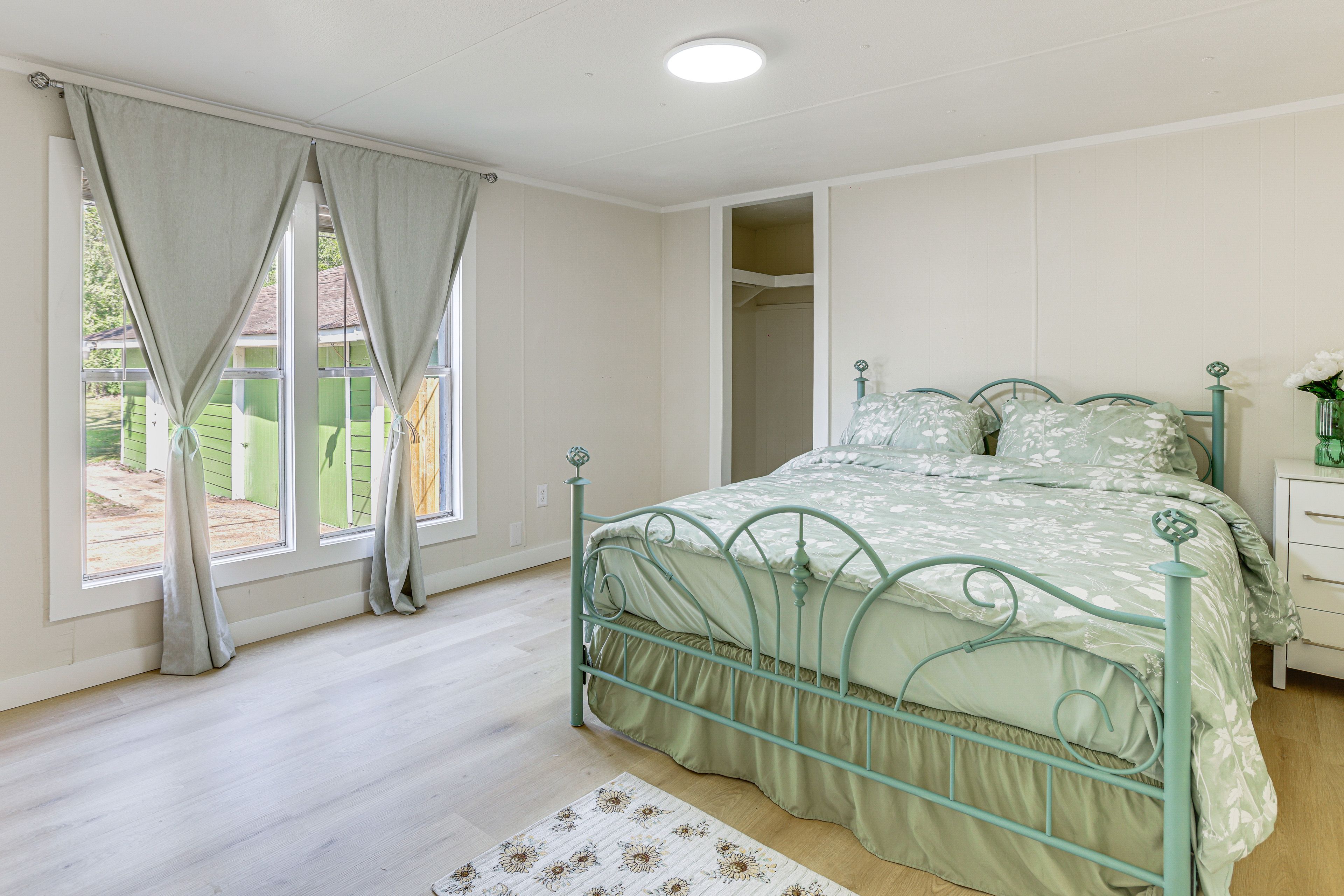 Bedroom 2 | Queen Bed