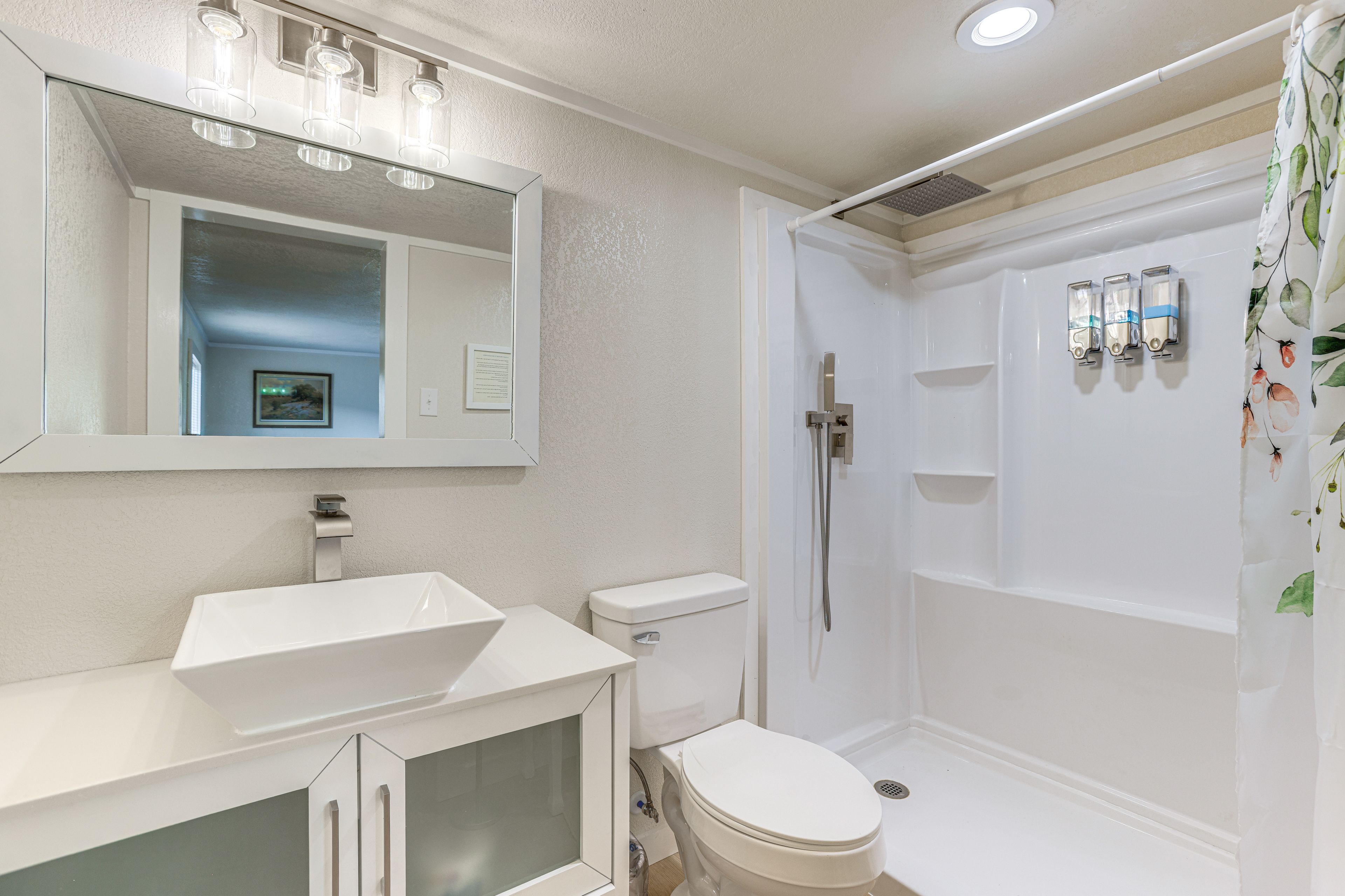 Full Bathroom | Complimentary Toiletries | Towels Provided