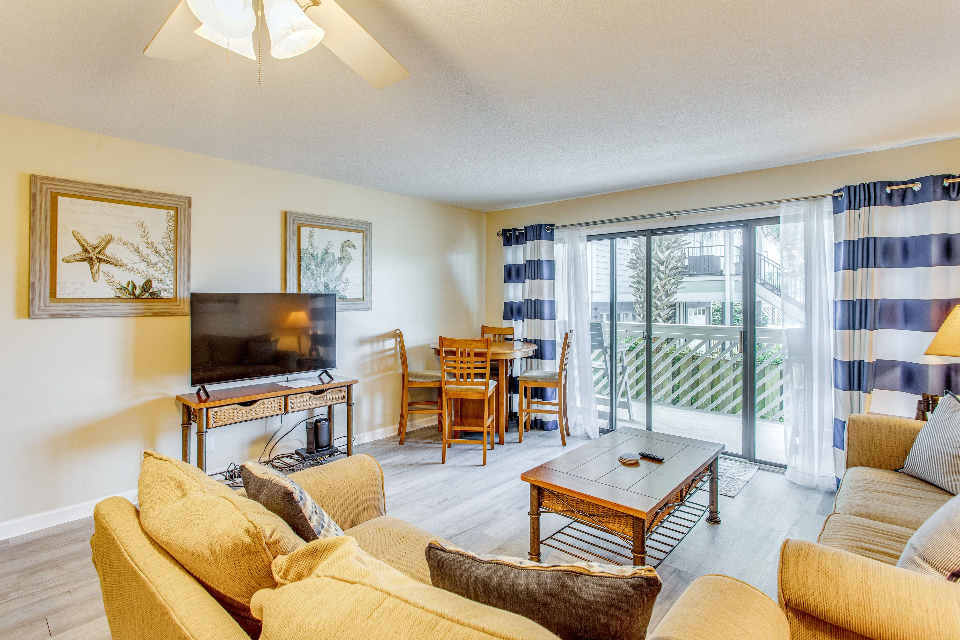 Living Room | Free WiFi | Central Heating & A/C | Smart TV