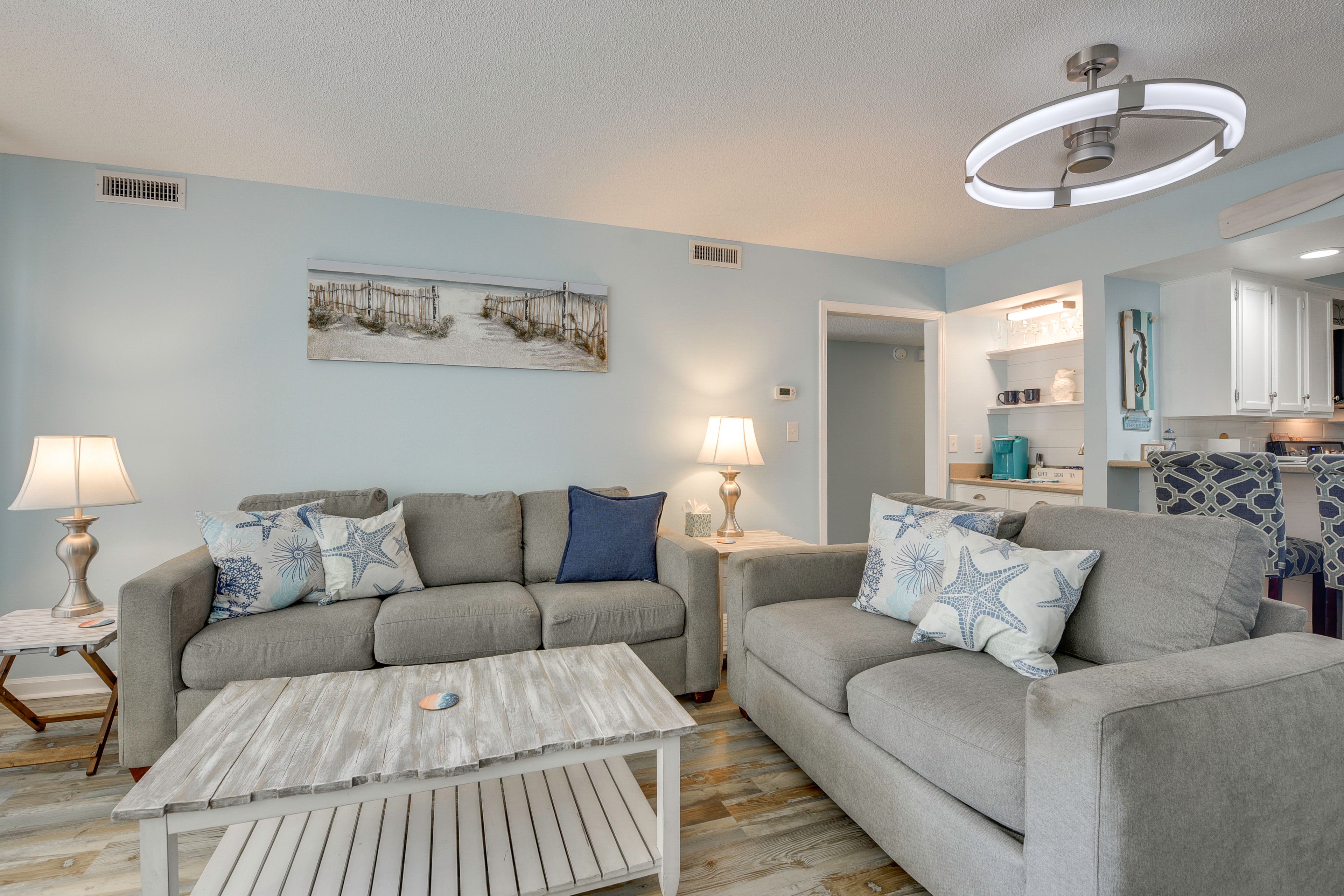 Living Room | Free WiFi | Central Heating & A/C | Smart TV