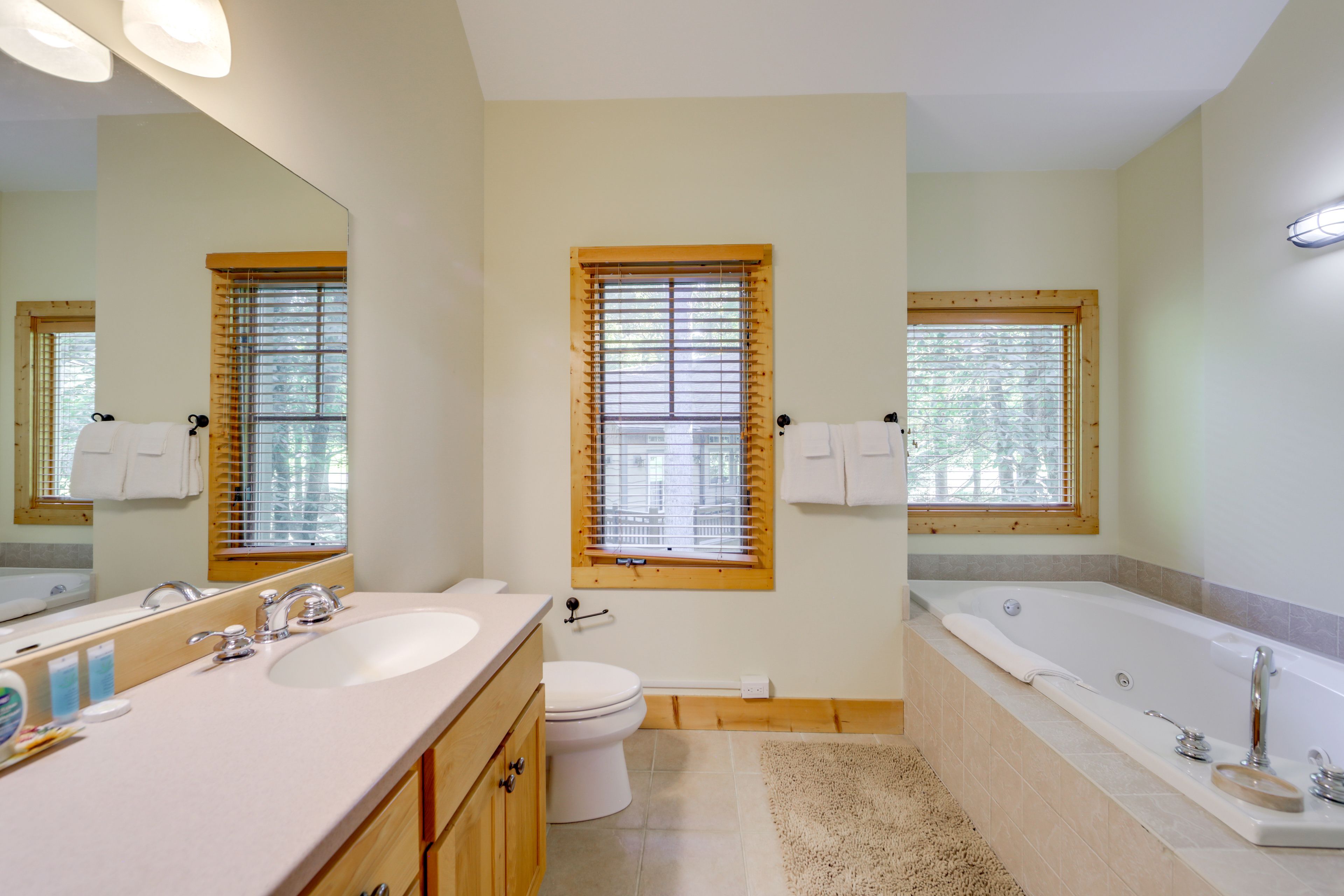 En-Suite Bathroom | 2nd Floor | Jetted Tub | Towels Provided